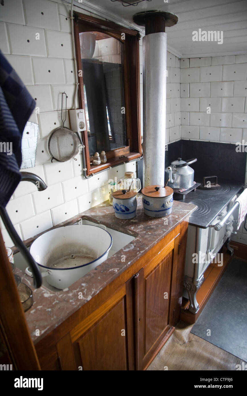 Cucina interna del Dutch river barge imbarcazioni storiche Haven porto Museo Marittimo di Rotterdam Paesi Bassi Foto Stock