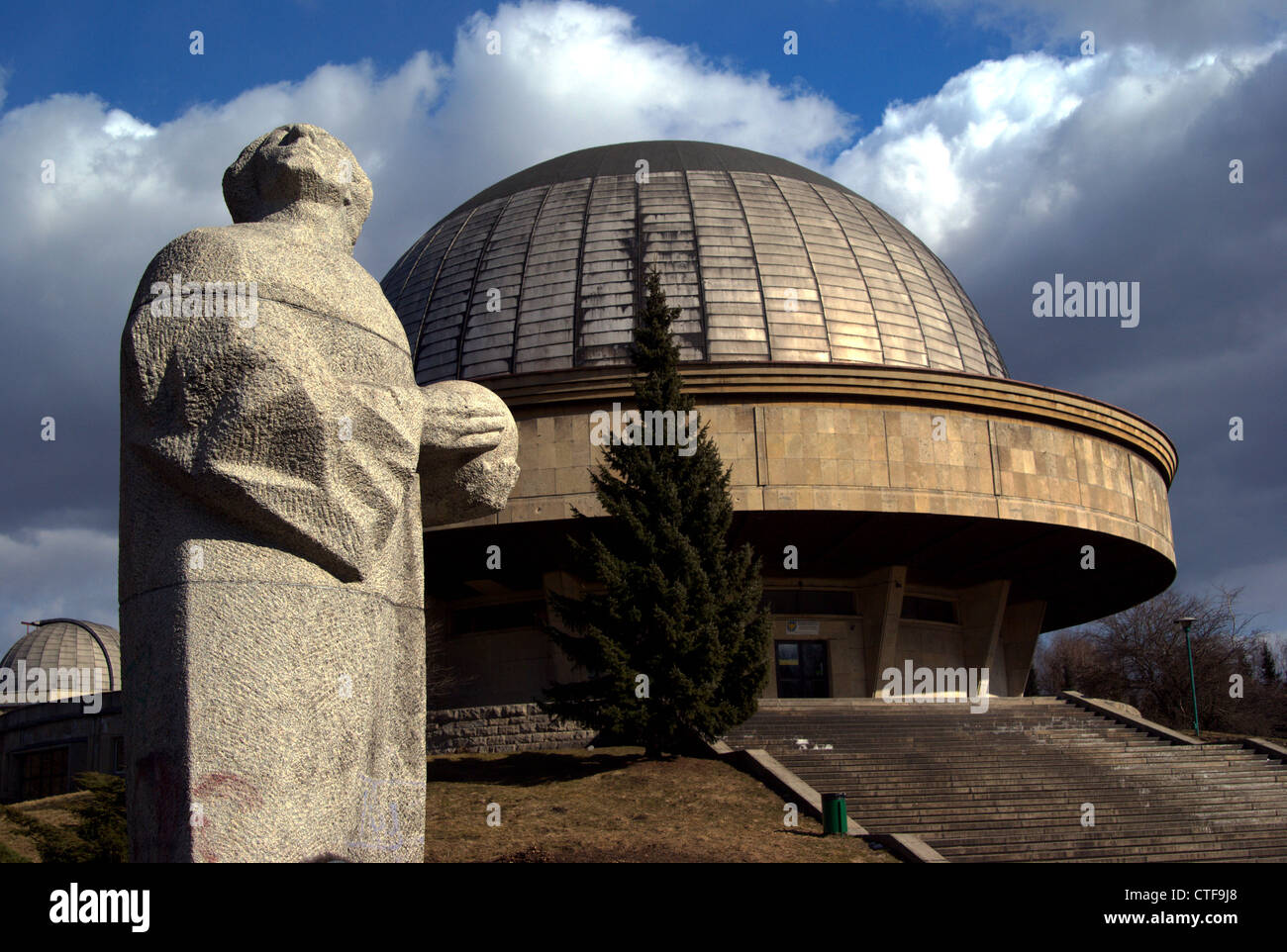 Edificio del planetario e la Statua di Copernico in Chorzow Foto Stock