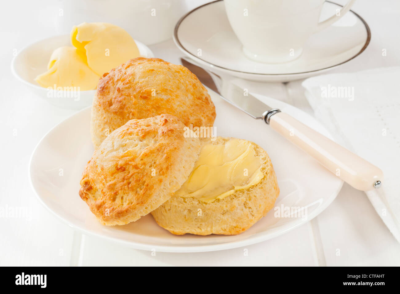 Fresco formaggio di casa scones con burro. Foto Stock
