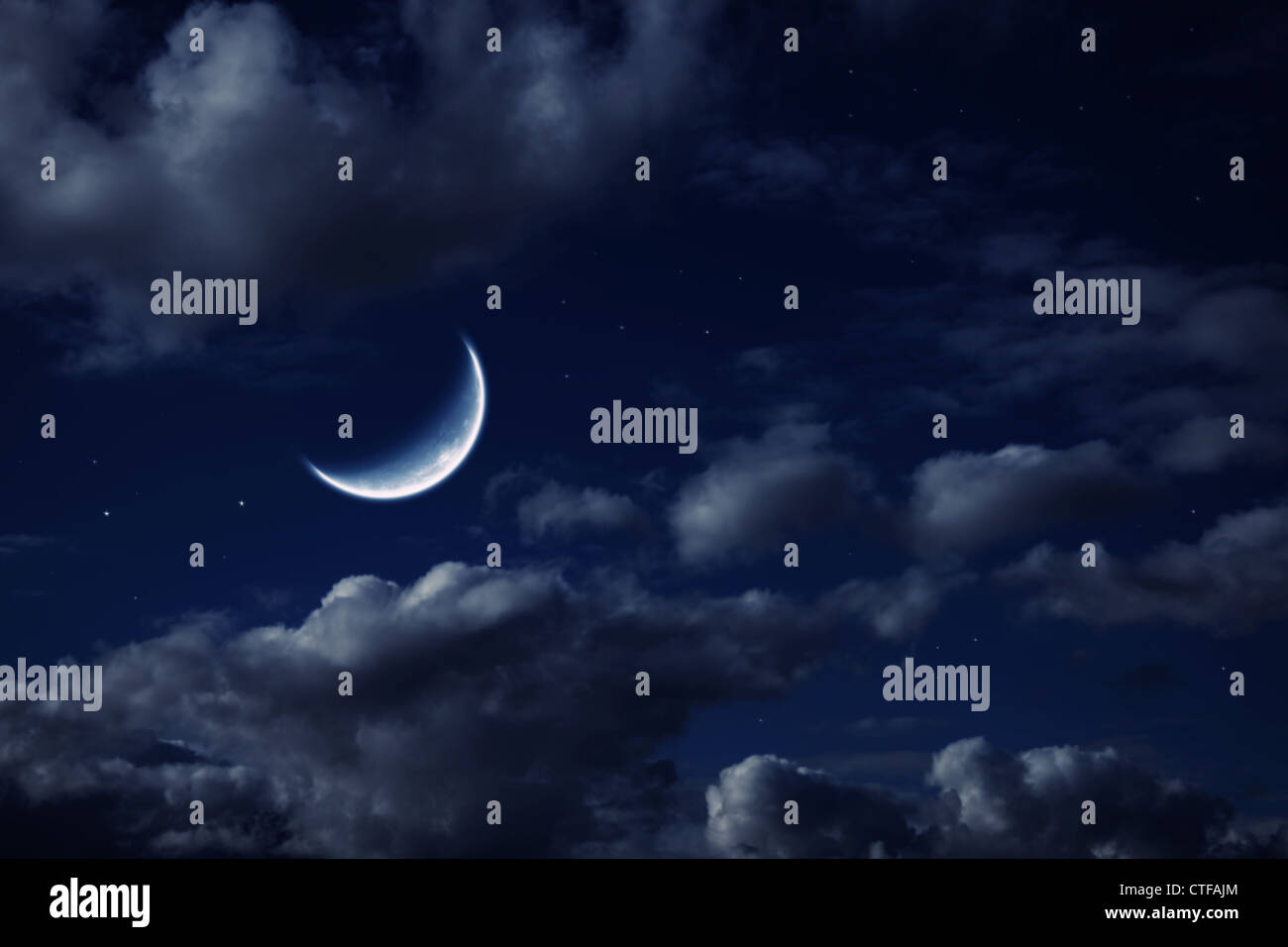 La luna nella notte cielo nuvoloso con stelle Foto Stock