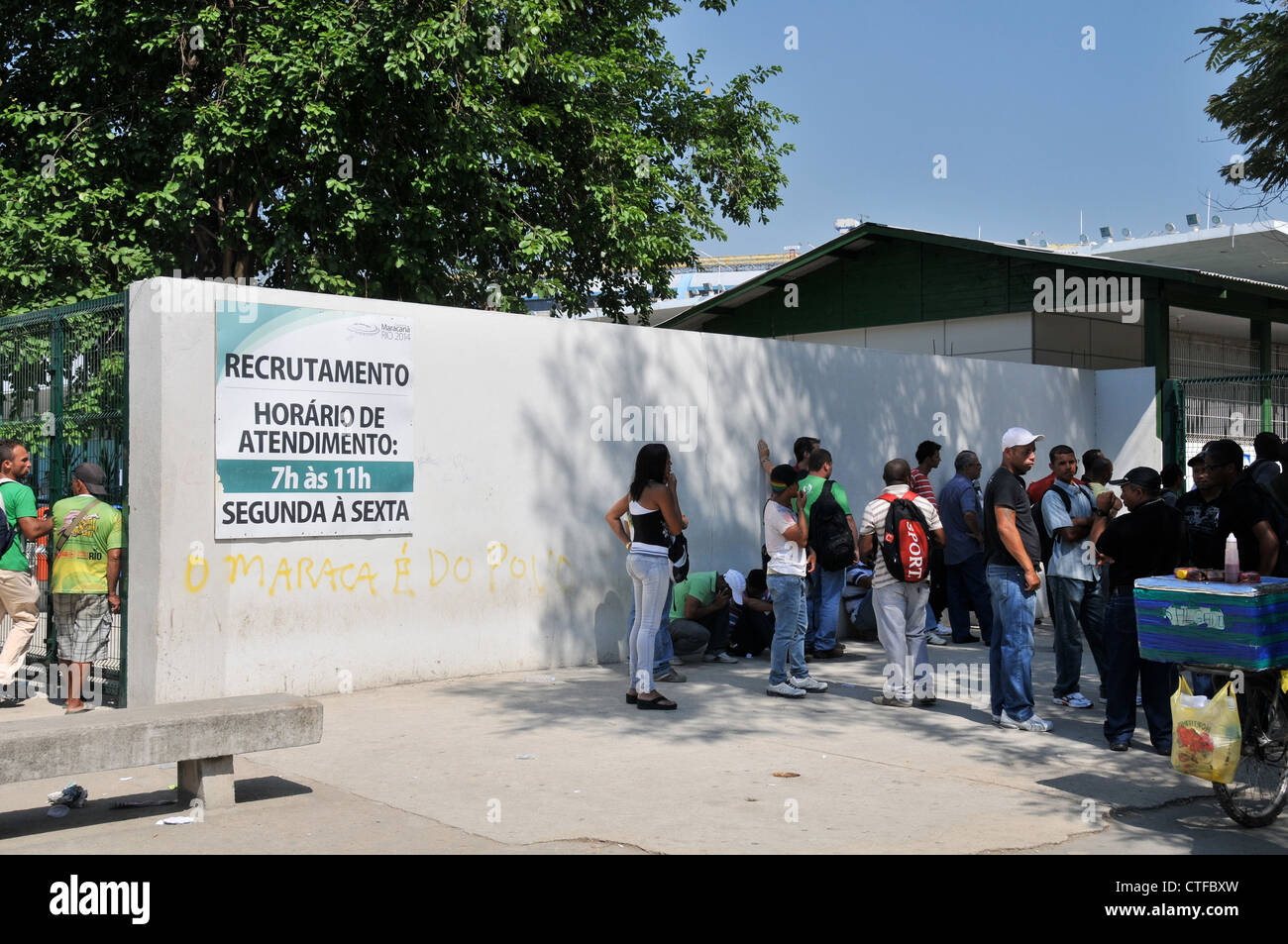 I disoccupati in attesa di lavoro Maracana stadium di Rio de Janeiro in Brasile America del Sud Foto Stock