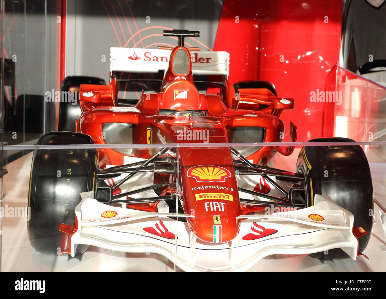 Ferrari Formula One racing car sul display all'interno di un negozio di Marina Bay Sands in Singapore. Foto Stock