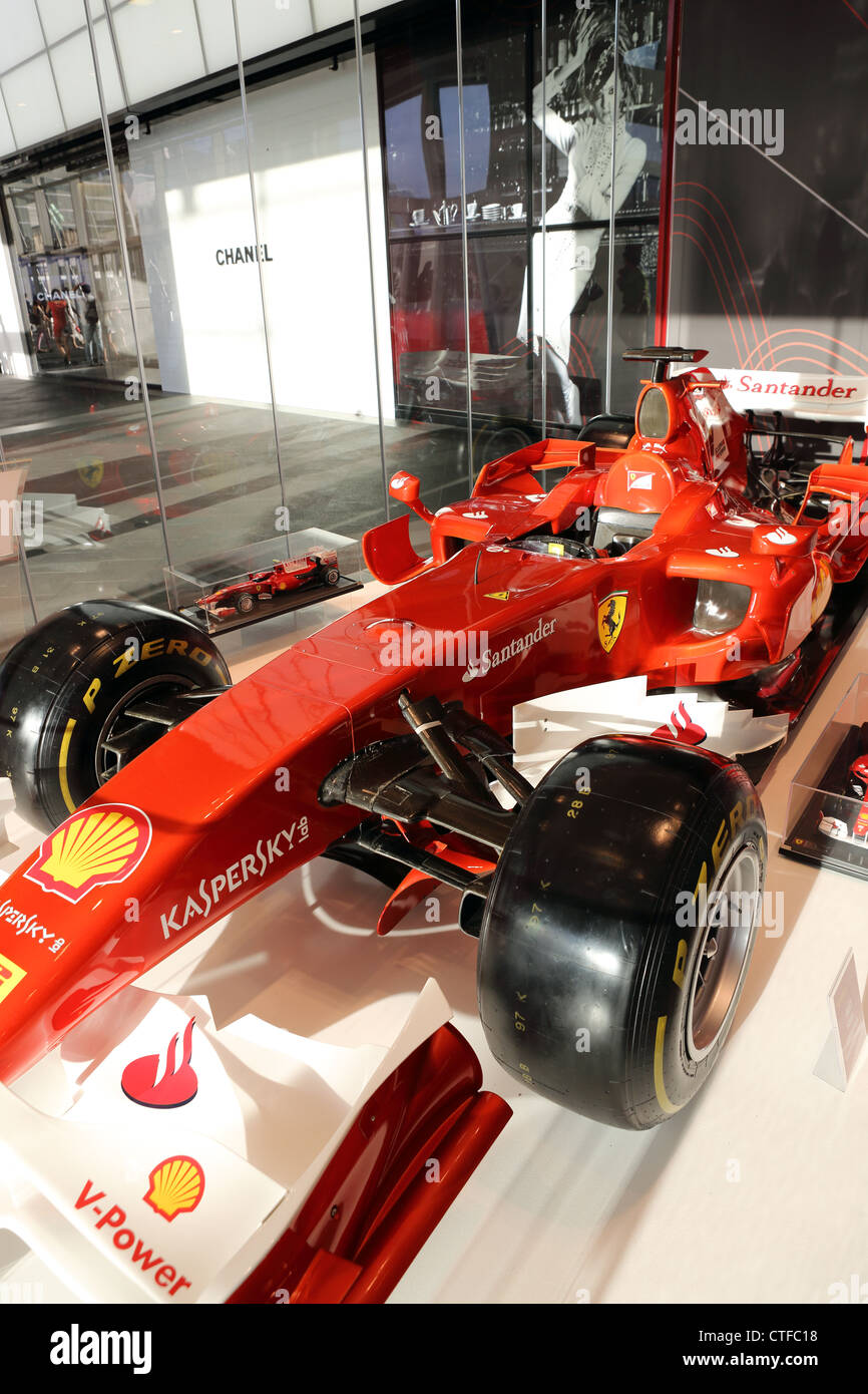 Ferrari Formula One racing car sul display all'interno di un negozio di Marina Bay Sands in Singapore. Foto Stock