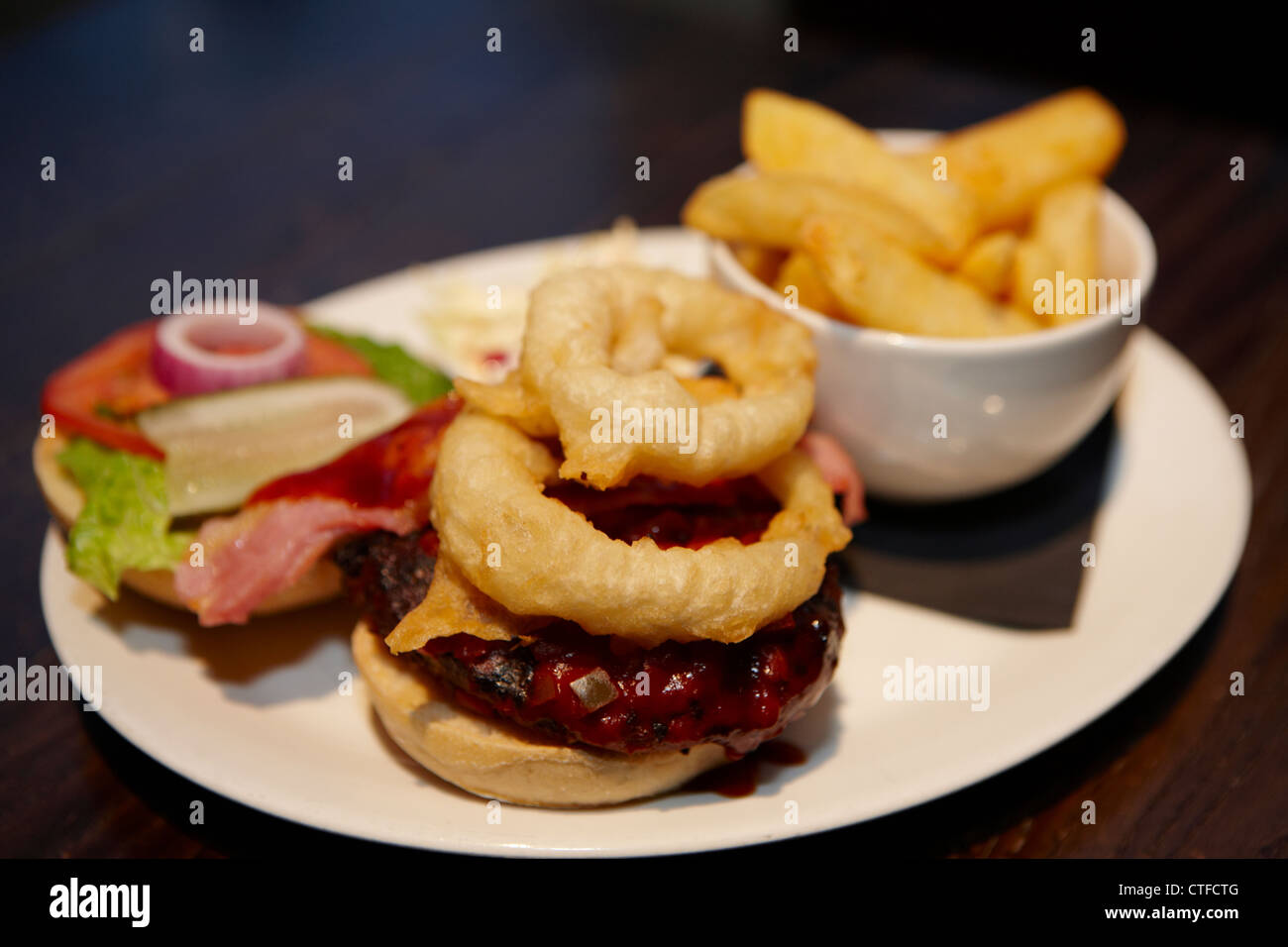 Cheeseburger e patatine con anelli di cipolla Foto Stock