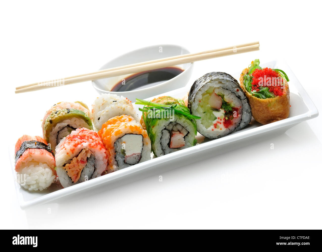 Assortimento di sushi sul piatto bianco Foto Stock