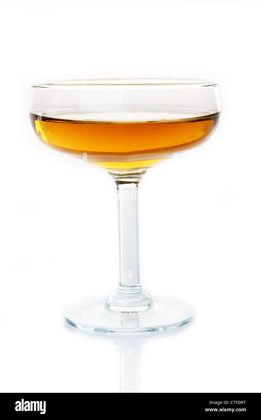 Bicchiere di whiskey con cubetti di ghiaccio su sfondo bianco Foto Stock