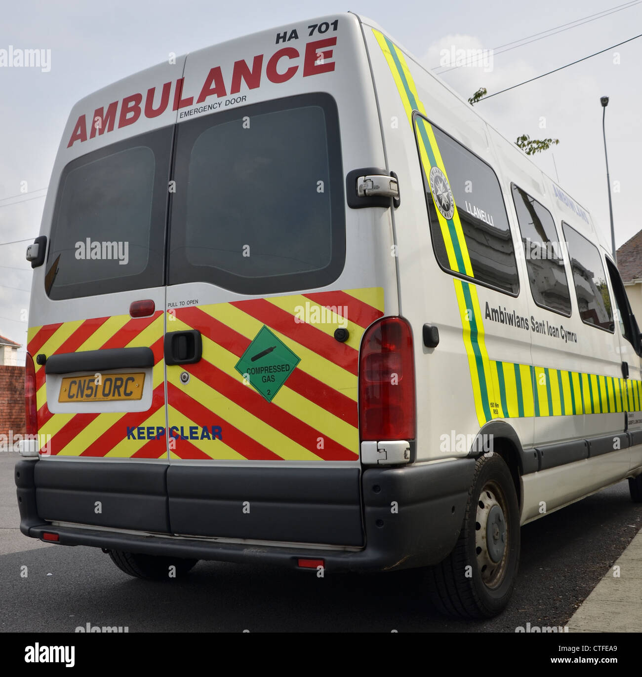 Ambulanza da St John Ambulance parcheggiata. Veicolo di emergenza per il primo soccorso e il trasporto Foto Stock