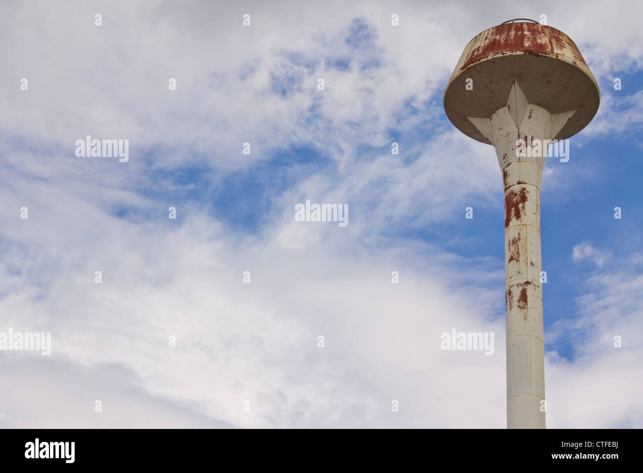 Blu cielo con Thai serbatoio acqua Foto Stock