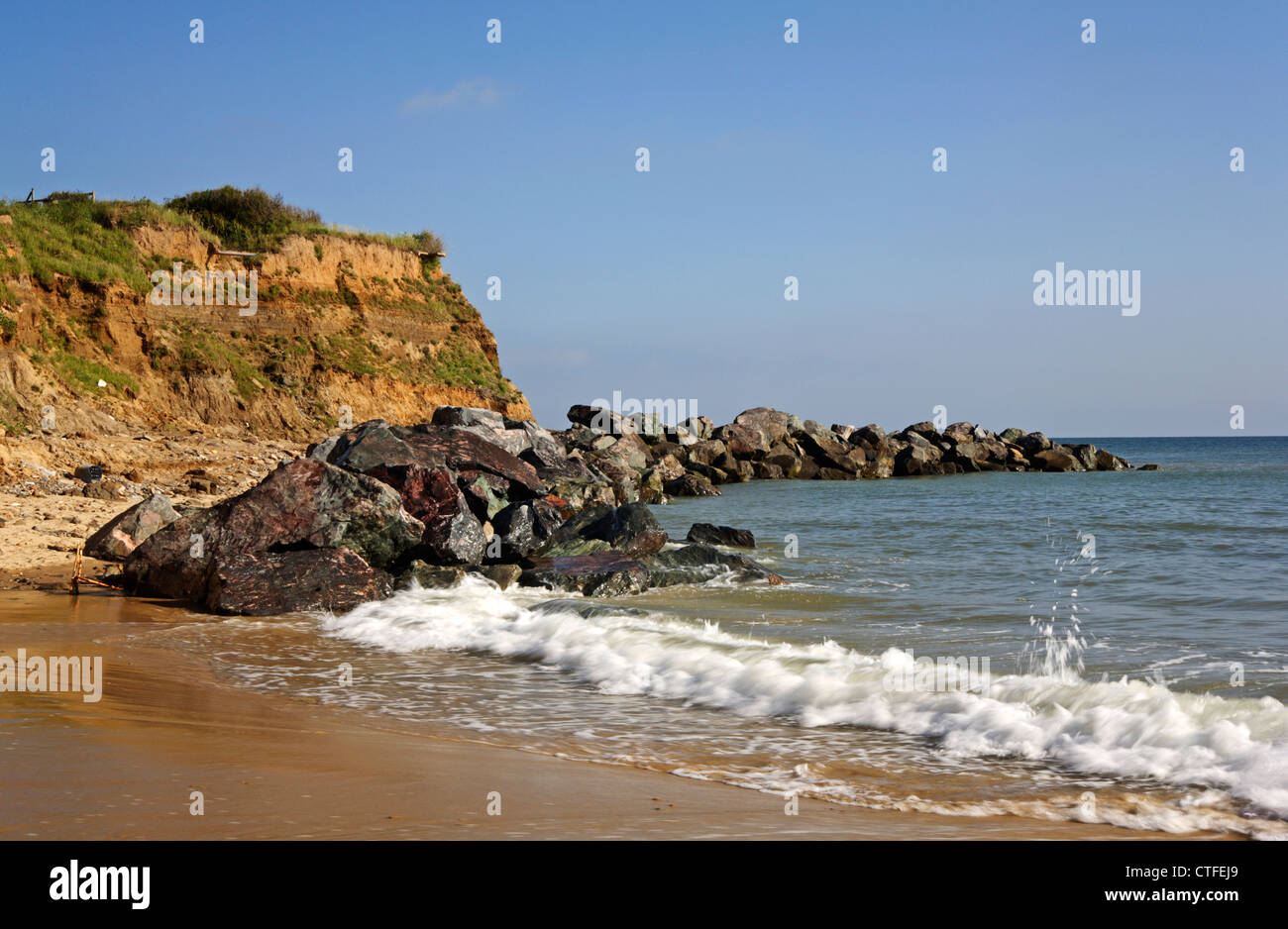 Armatura di roccia le difese del mare a est di Happisburgh, Norfolk, Inghilterra, Regno Unito. Foto Stock