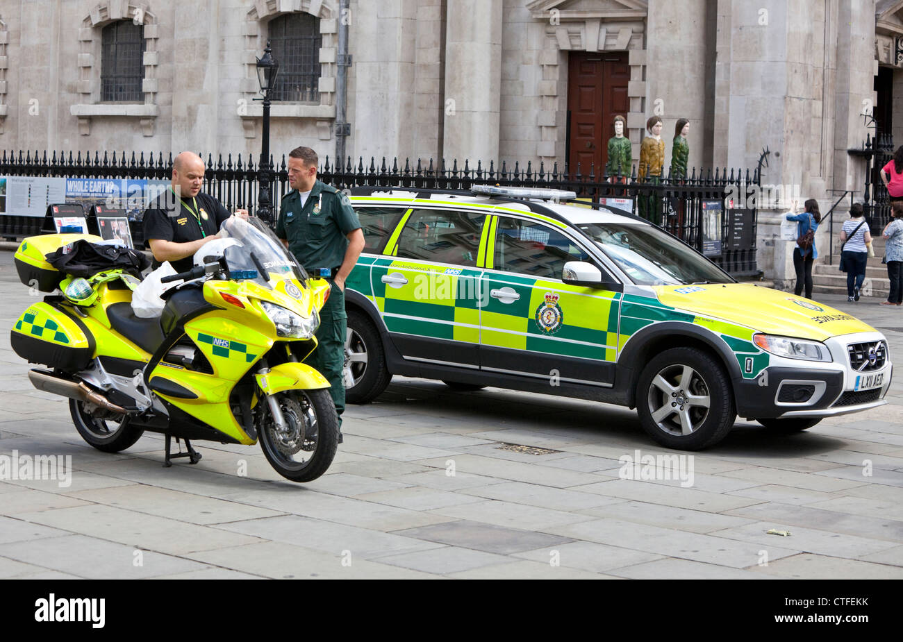 NHS ambulanza e moto parcheggiate fuori St Martin's nei campi Chiesa, London, England, Regno Unito Foto Stock