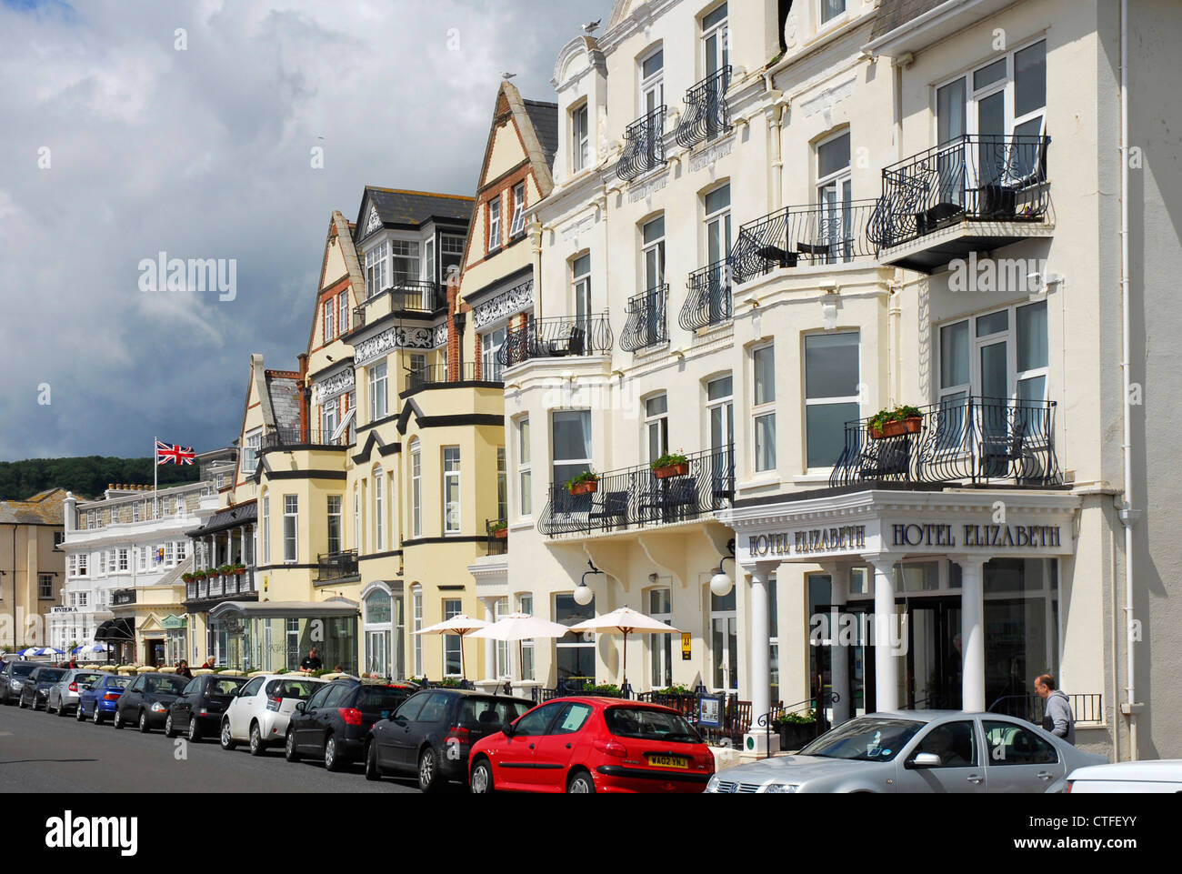 Devon - Sidmouth - Vista del periodo decorativo Hotel facciate lungo l'Esplanade - la luce del sole e ombre Foto Stock
