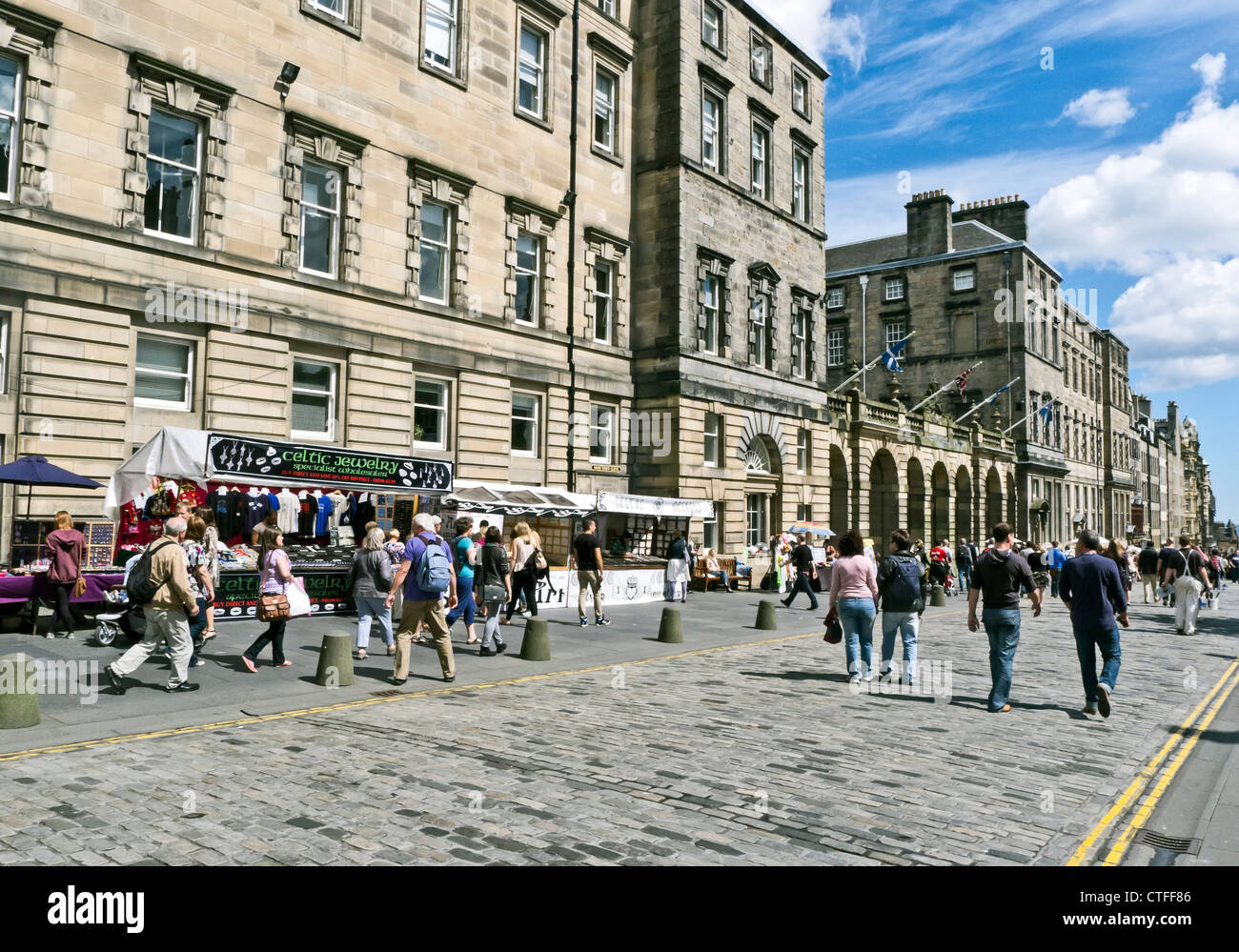 I turisti ed i visitatori in strada alta sul Royal Mile di Edimburgo in Scozia una settimana prima del Festival internazionale Foto Stock