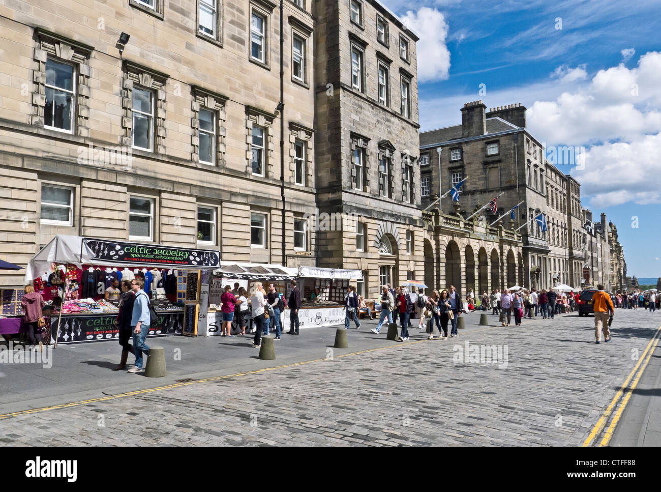 I turisti ed i visitatori in strada alta sul Royal Mile di Edimburgo in Scozia una settimana prima del Festival internazionale Foto Stock