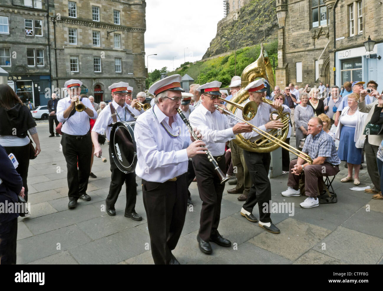 Il criterio di brass band suona al Grassmarket all apertura della Edinburgh Jazz e Blues Festival di Edimburgo in Scozia Foto Stock