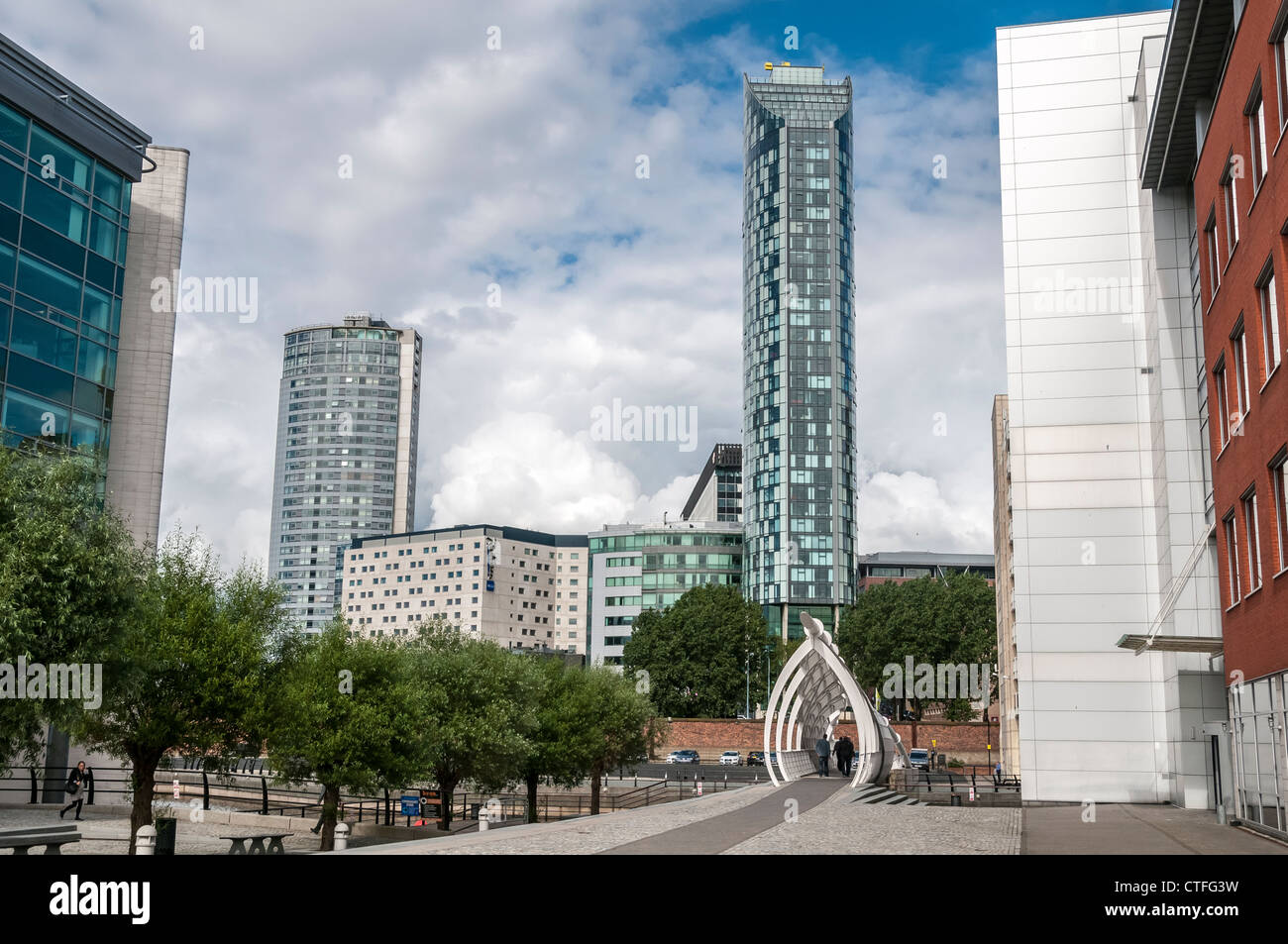 Il Radisson hotel ( a sinistra) e l'Beetham Tower in Liverpool visto da Princes dock. Foto Stock