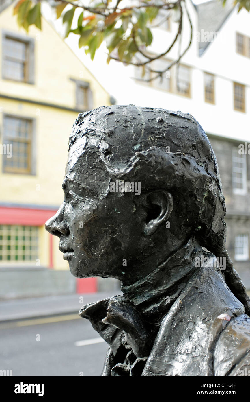 Una statua di bronzo di Robert Fergusson, un Edinburgh nato il poeta. Foto Stock