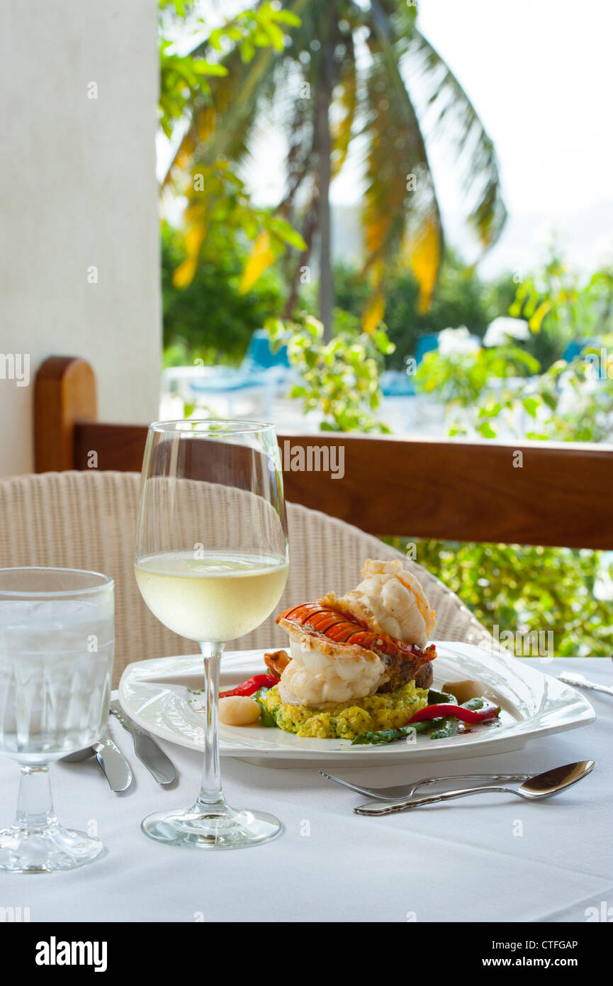 Caribbean West Indies Nevis Mount Nevis Hotel - aragosta serviti su risotto - ristorante raffinato cibo vino bianco Foto Stock