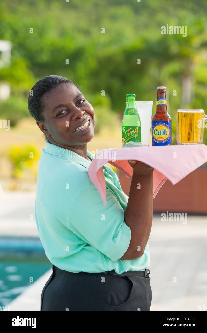 Una cameriera detiene un vassoio di bevande presso il Mount Nevis Hotel resort Foto Stock