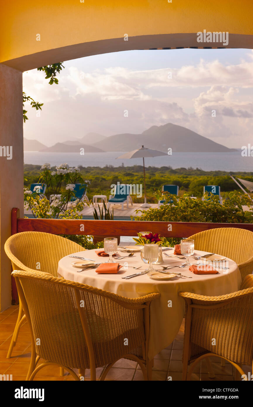 Caribbean West Indies Nevis Mount Nevis Hotel ristorante vista serale di Saint Kitts island tropical Foto Stock