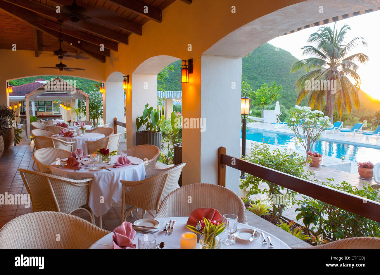 Caribbean West Indies Nevis Mount Nevis Hotel ristorante serale al tramonto a bordo piscina palm Foto Stock