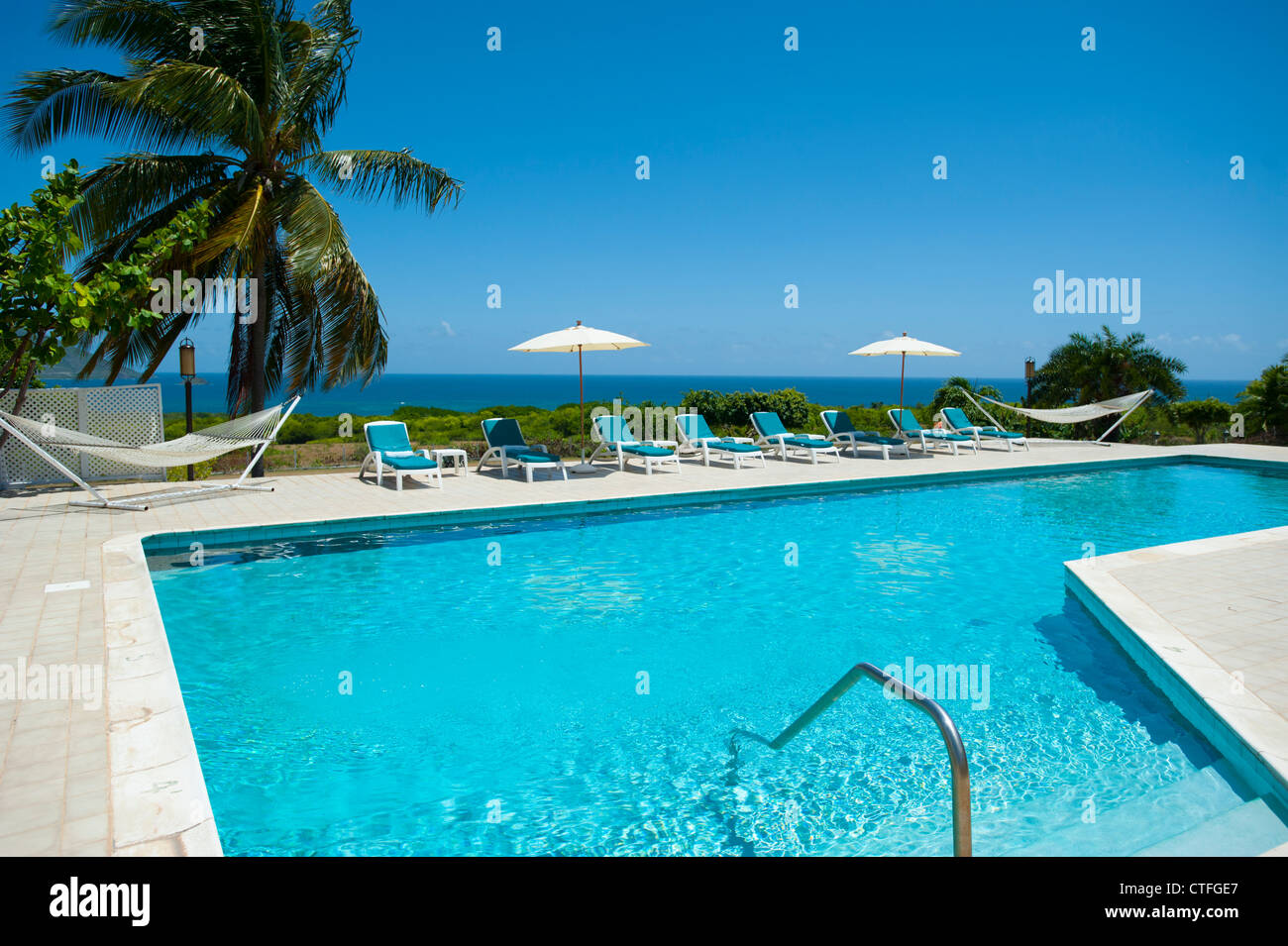 Caribbean West Indies Nevis Mount Nevis Hotel piscina tropicale a bordo piscina relax sedie Foto Stock