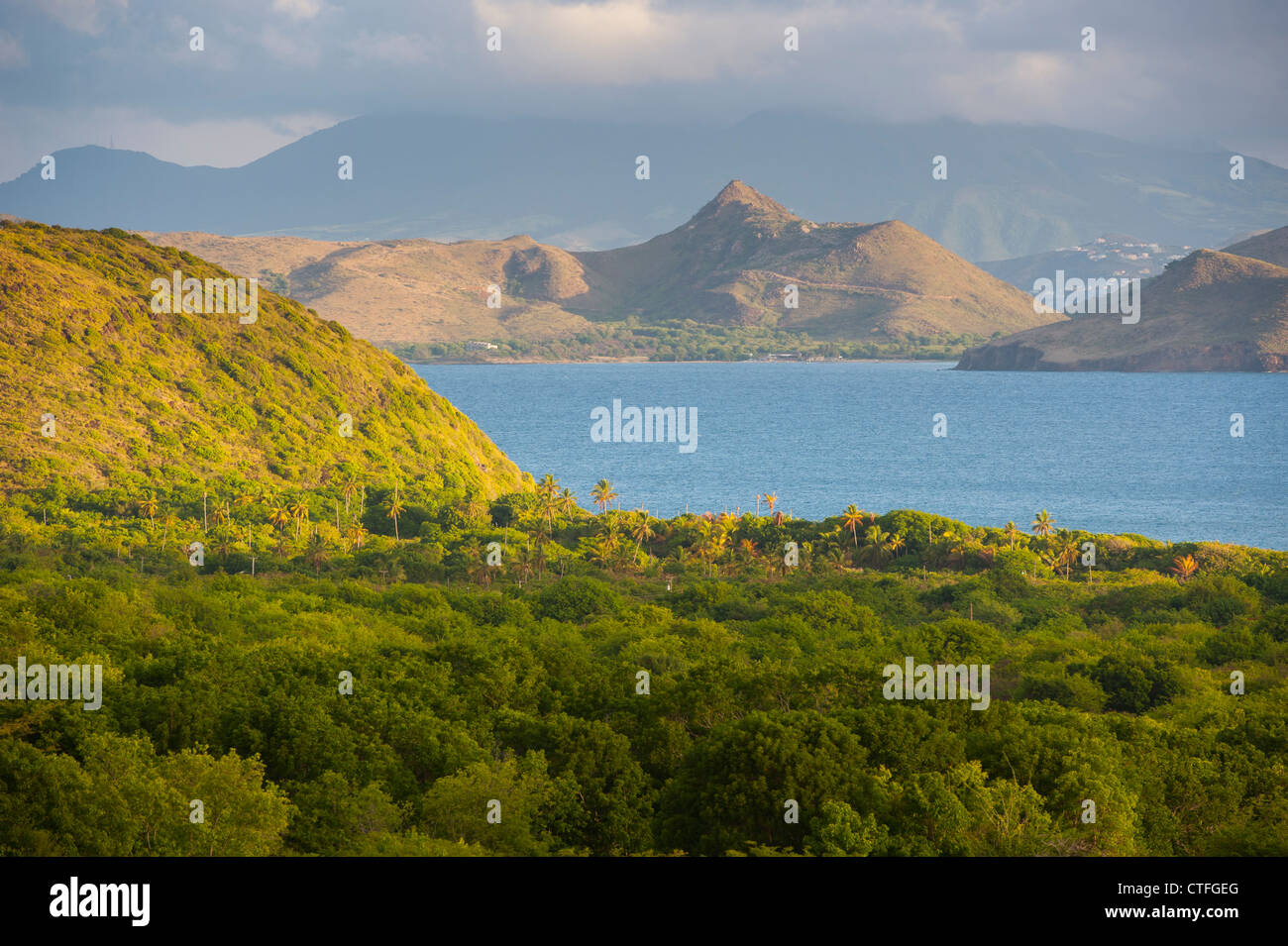 Caribbean West Indies Saint Kitts e Nevis - Vista di Saint Kitts da Nevis attraverso il Narrows Foto Stock