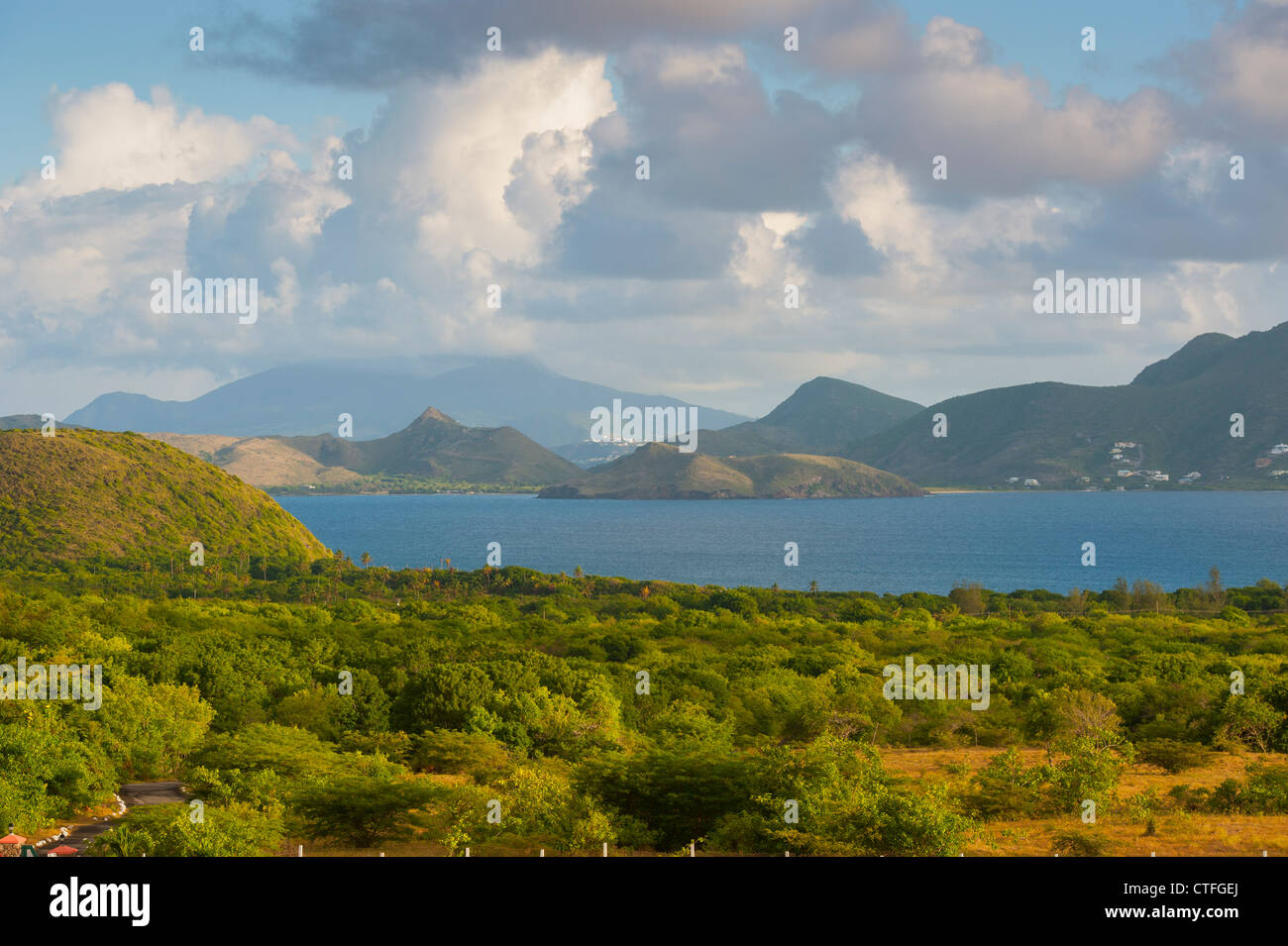 Caribbean West Indies Saint Kitts e Nevis - Vista di Saint Kitts da Nevis attraverso il Narrows Foto Stock