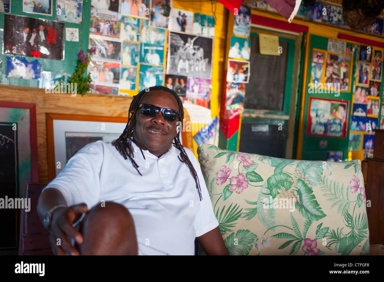 Caribbean West Indies Saint Kitts e Nevis - Sunshine proprietario di sole's beach bar su Nevis Pinney sulla spiaggia del luglio 2012 Foto Stock