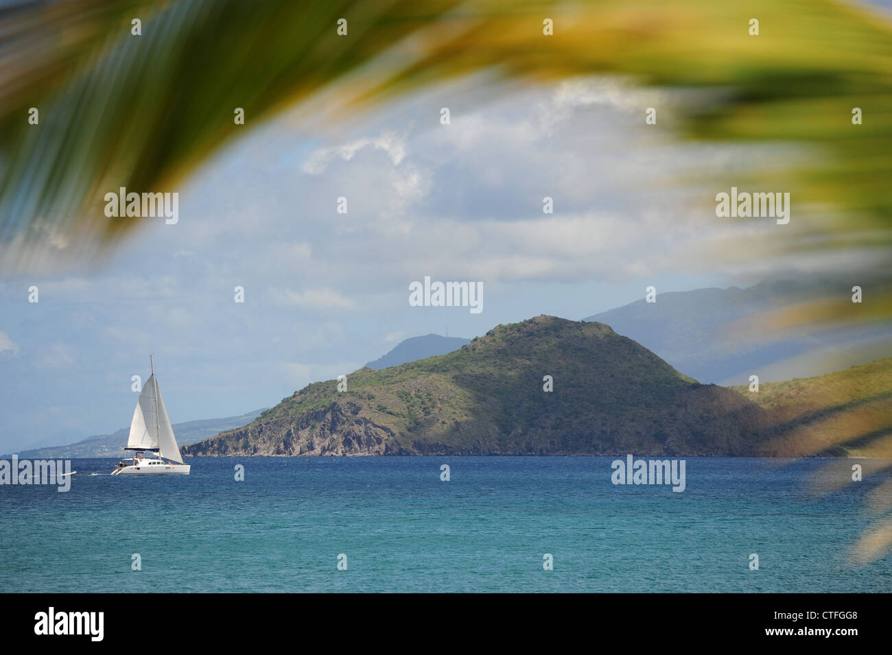 Caribbean West Indies Saint Kitts e Nevis - Barca a vela in si restringe tra Saint Kitts e Nevis Foto Stock