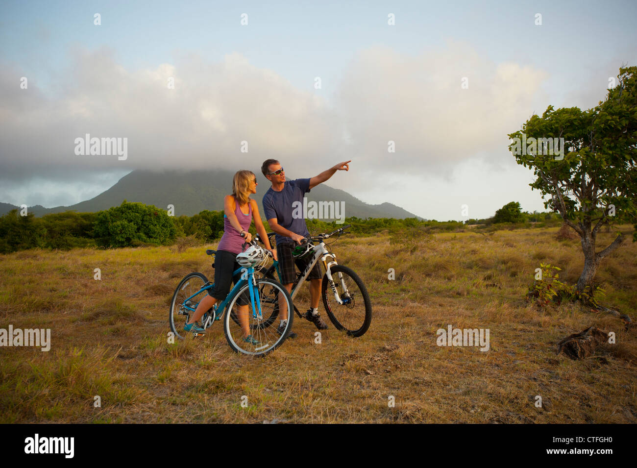 Caribbean West Indies Saint Kitts e Nevis bianco giovane 30's mountain bike nei pressi del Monte Nevis Foto Stock