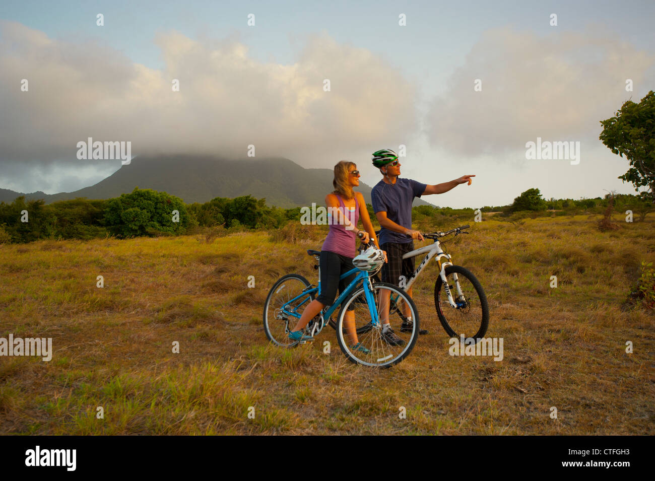 Caribbean West Indies Saint Kitts e Nevis bianco giovane 30's mountain bike nei pressi del Monte Nevis Foto Stock