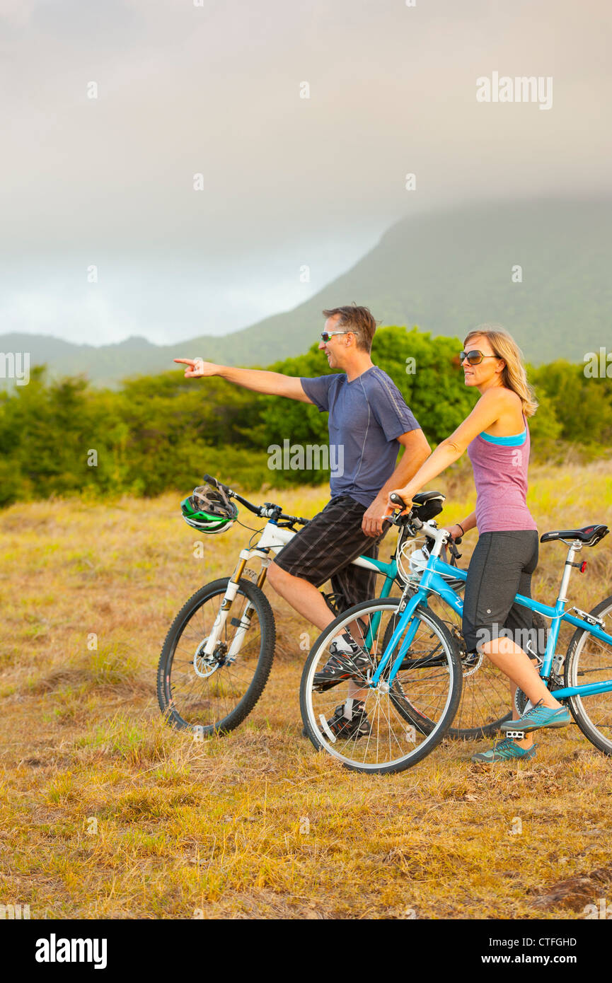 Caribbean West Indies Saint Kitts e Nevis bianco giovane 30's mountain bike nei pressi del Monte Nevis Foto Stock