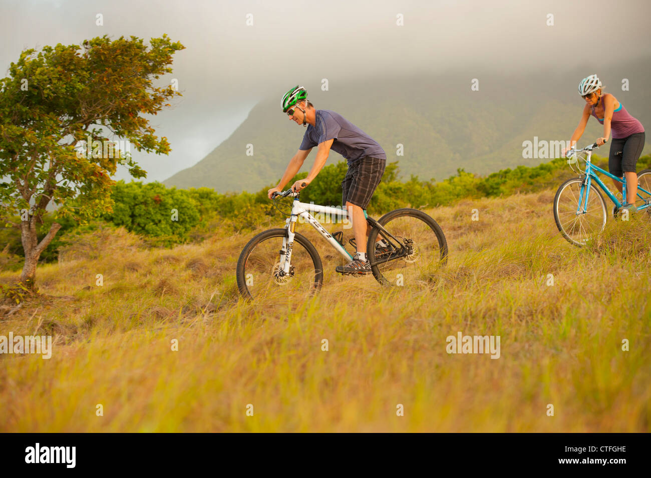Caribbean West Indies Saint Kitts e Nevis bianco giovane 30's mountain bike nei pressi del Monte Nevis Foto Stock