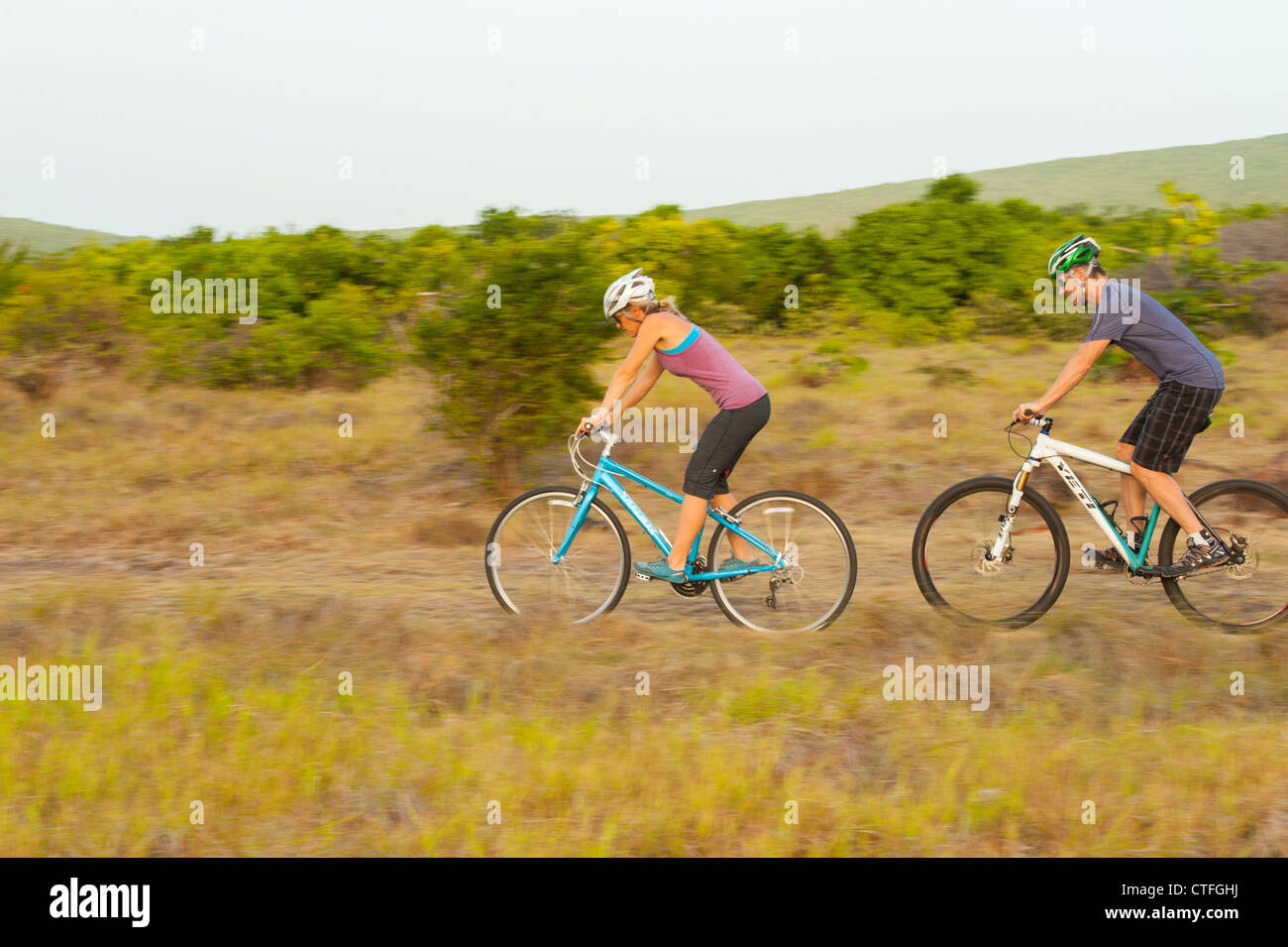 Caribbean West Indies Saint Kitts e Nevis bianco giovane 30's mountain bike nei pressi del Monte Nevis Foto Stock