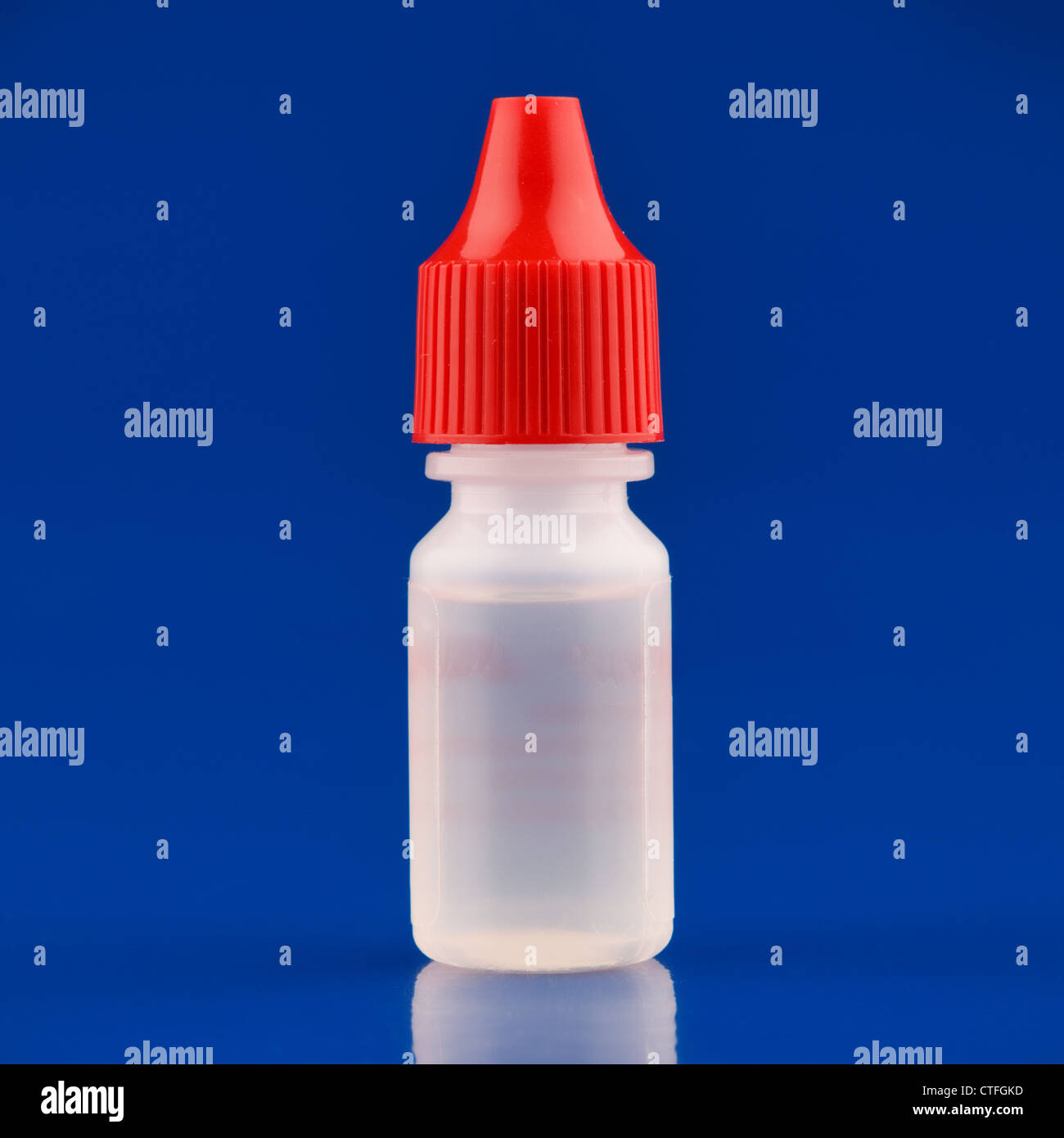 Gocce per gli occhi in un tappo di plastica con una luce rossa lampeggiante Foto Stock