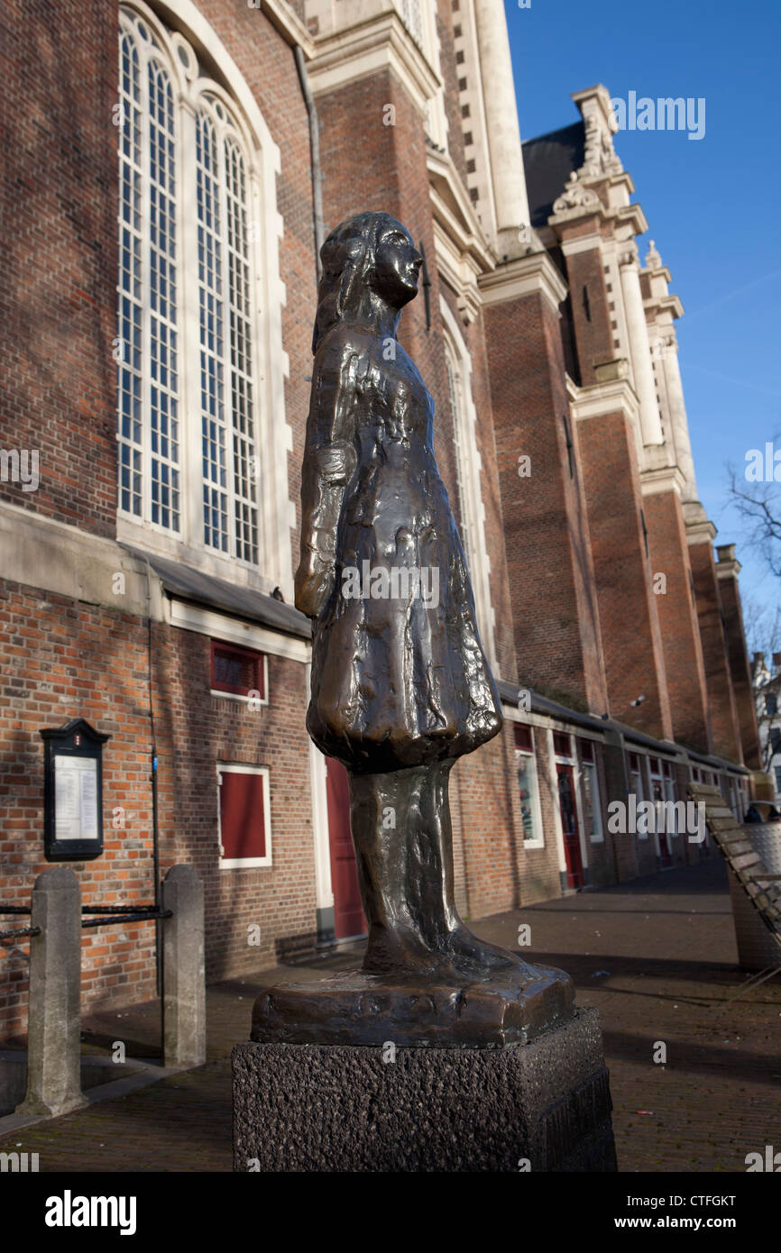 I Paesi Bassi, Amsterdam, Statua di Anne Frank, vicino alla sua casa di fronte alla chiesa chiamato Westerkerk. Foto Stock