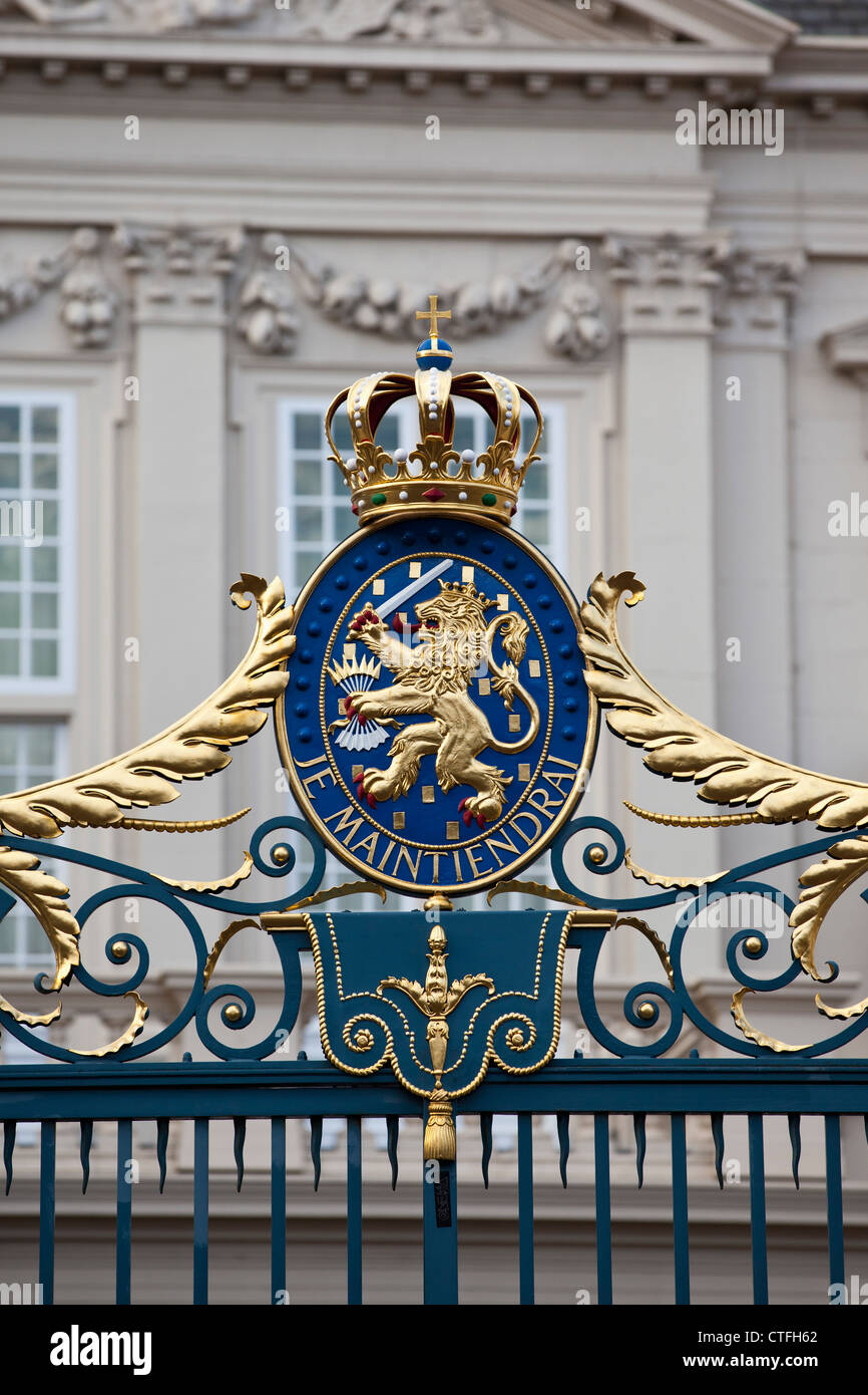 Paesi Bassi, Noordeinde Palace. Maggiore stemma del Regno, la stemma personale del monarca dei Paesi Bassi. Foto Stock