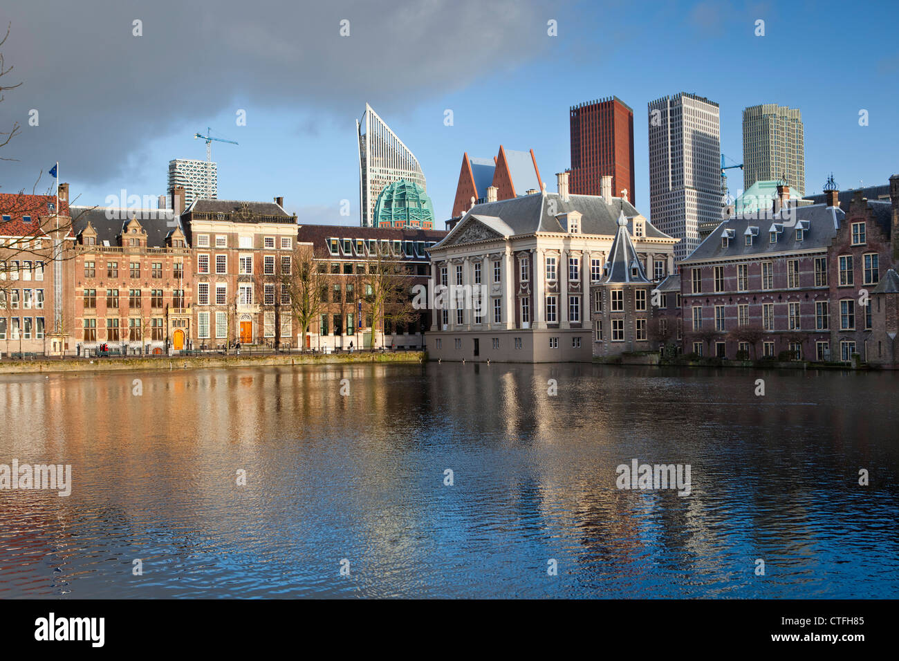 Paesi Bassi, Den Haag, gruppo di edifici chiamati Binnenhof, centro della politica olandese. In mezzo chiamato museo Mauritshuis. Foto Stock