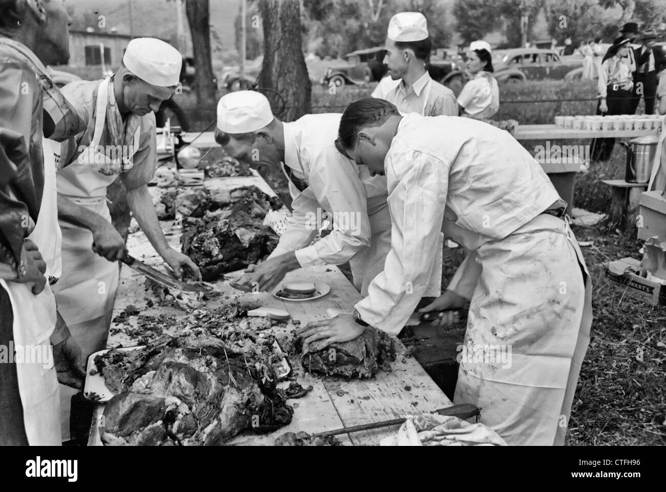 Fare barbecue panini al barbecue gratuito il giorno della Festa del Lavoro, Ridgway, Colorado, circa 1940 Foto Stock