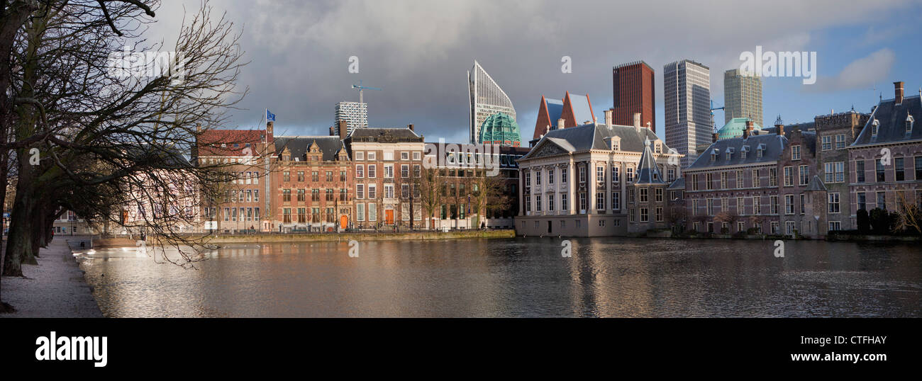 Paesi Bassi, Den Haag, gruppo di edifici chiamati Binnenhof, centro della politica olandese. In mezzo chiamato museo Mauritshuis. Foto Stock