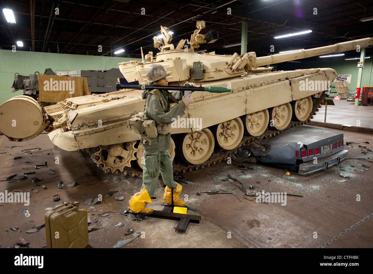 Stati Uniti Virginia VA Danville AAF Tank Museum display di un russo realizzato T-90 Serbatoio guida su una vettura. l uomo con un RPG Foto Stock