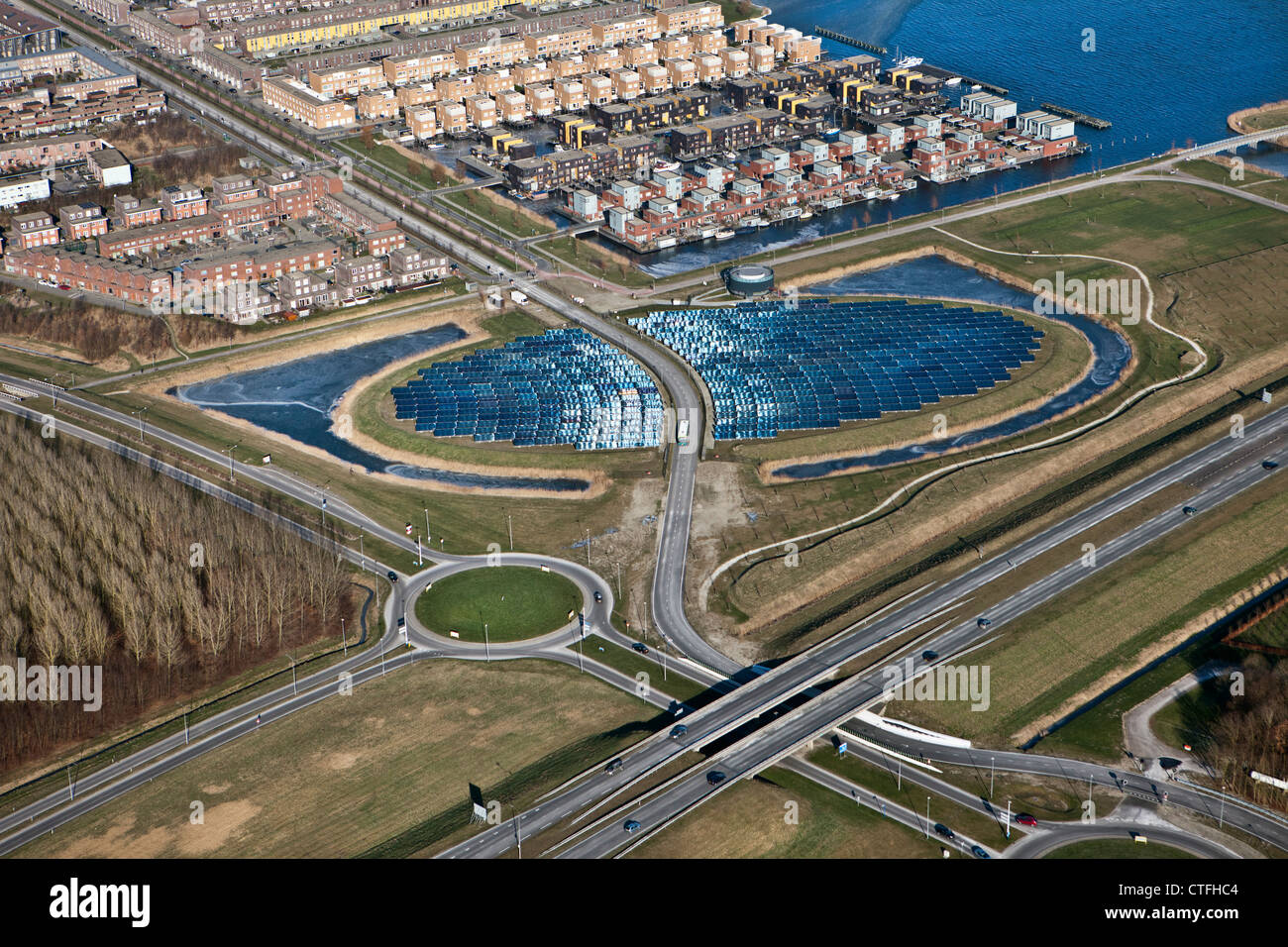 I Paesi Bassi, Almere, NUON isola solare. Pannelli solari. Antenna. Foto Stock