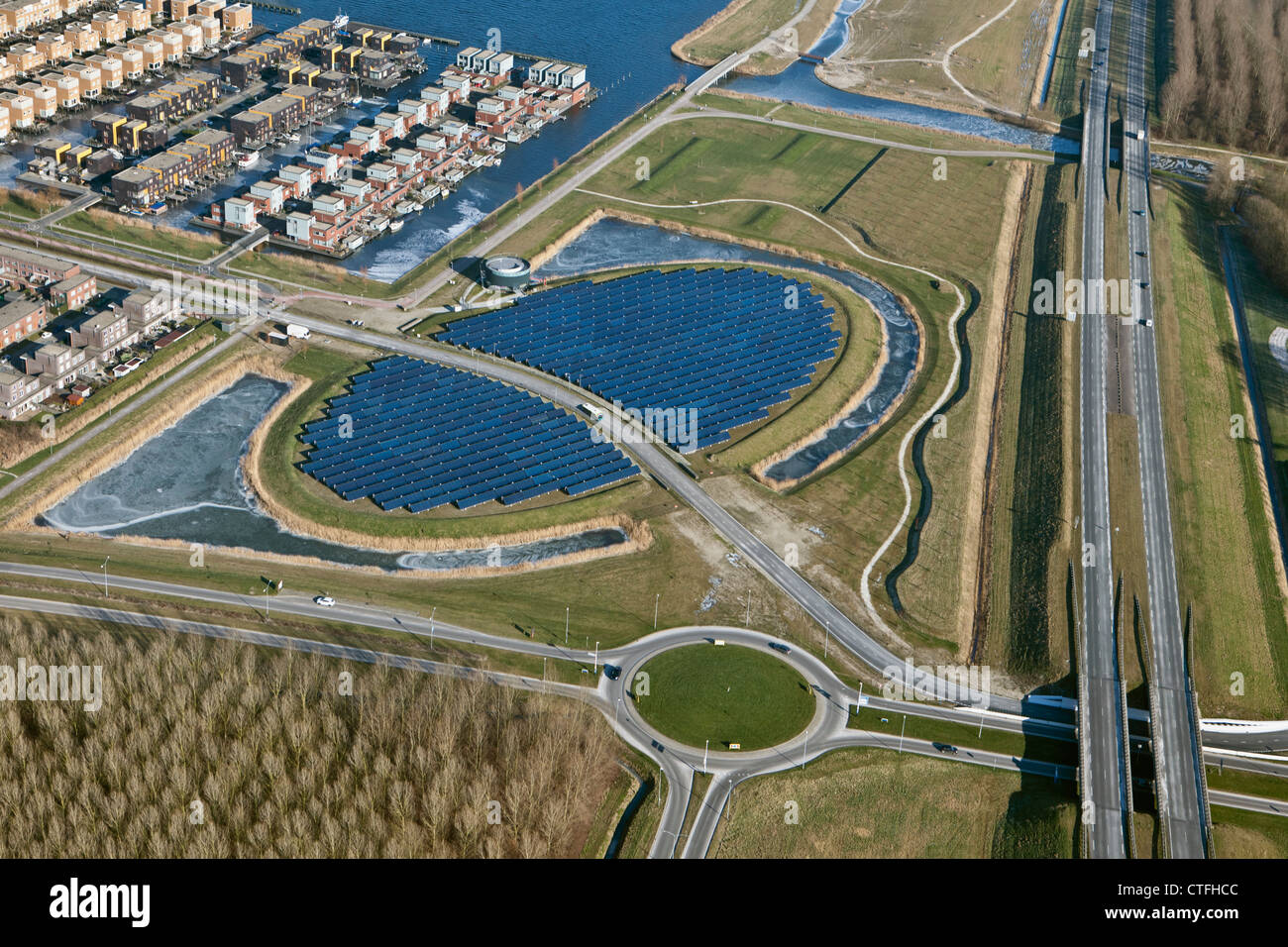 I Paesi Bassi, Almere, NUON isola solare. Pannelli solari. Antenna. Foto Stock
