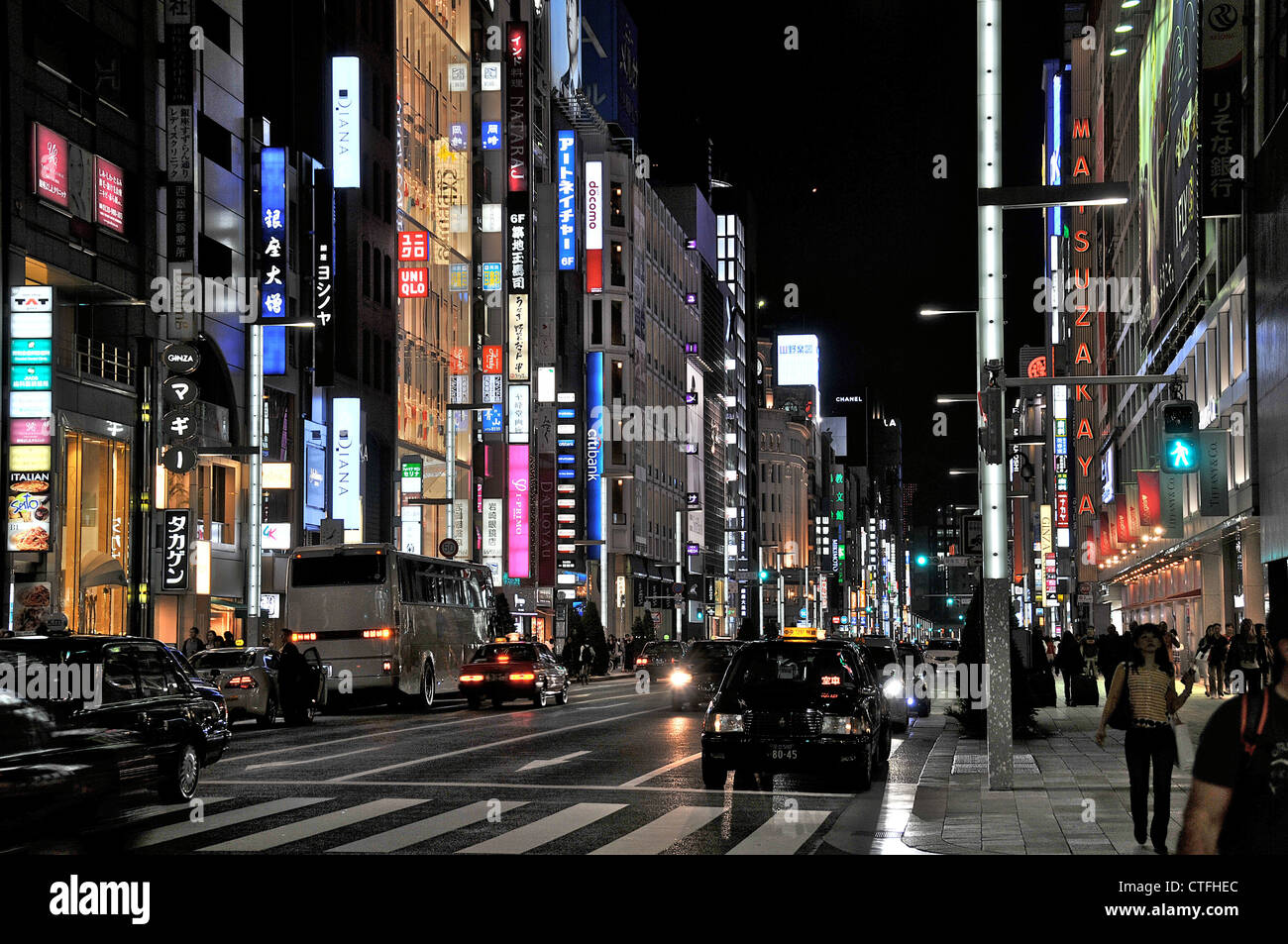 Scena di strada di notte Ginza Tokyo Giappone Asia Foto Stock