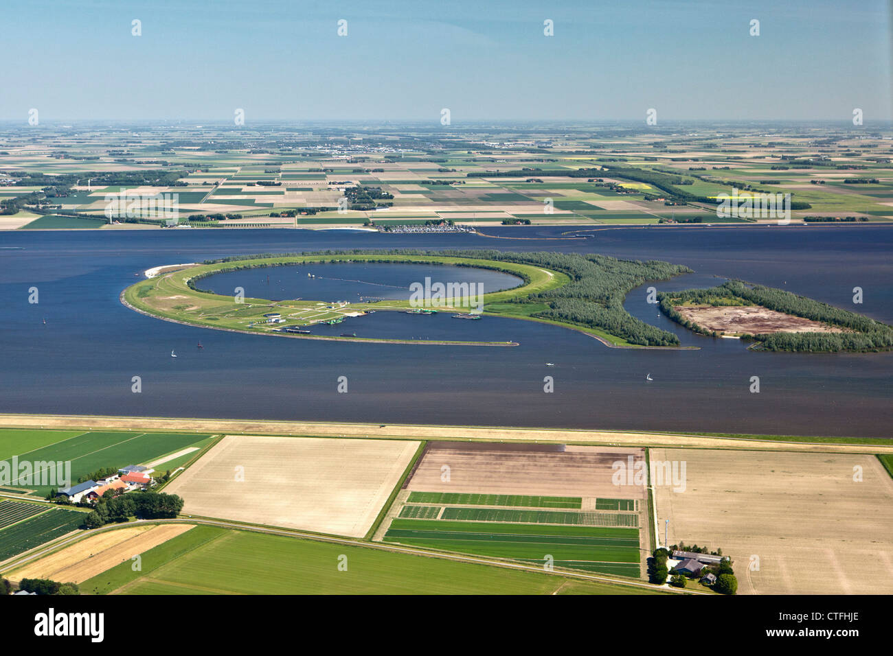 Il Ijsseloog è un'isola artificiale nel lago chiamato Ketelmeer usato come deposito di limo dell'inquinamento. Antenna. Foto Stock