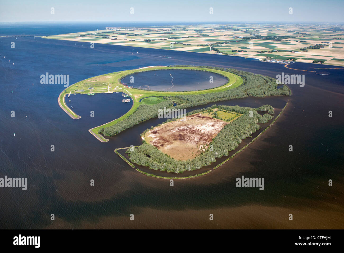 Il Ijsseloog è un'isola artificiale nel lago chiamato Ketelmeer usato come deposito di limo dell'inquinamento. Antenna. Foto Stock