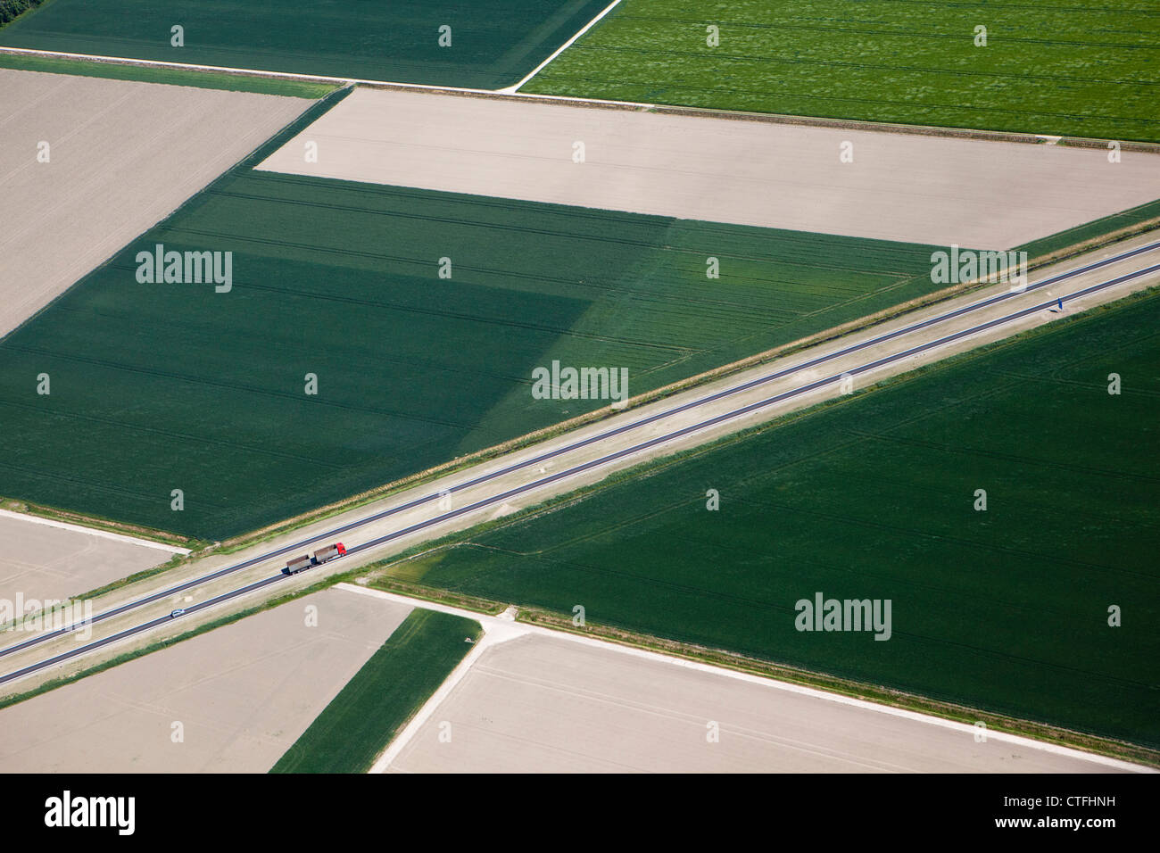 I Paesi Bassi, Dronten, camion e auto sulla strada in Flevopolder. Antenna. Foto Stock