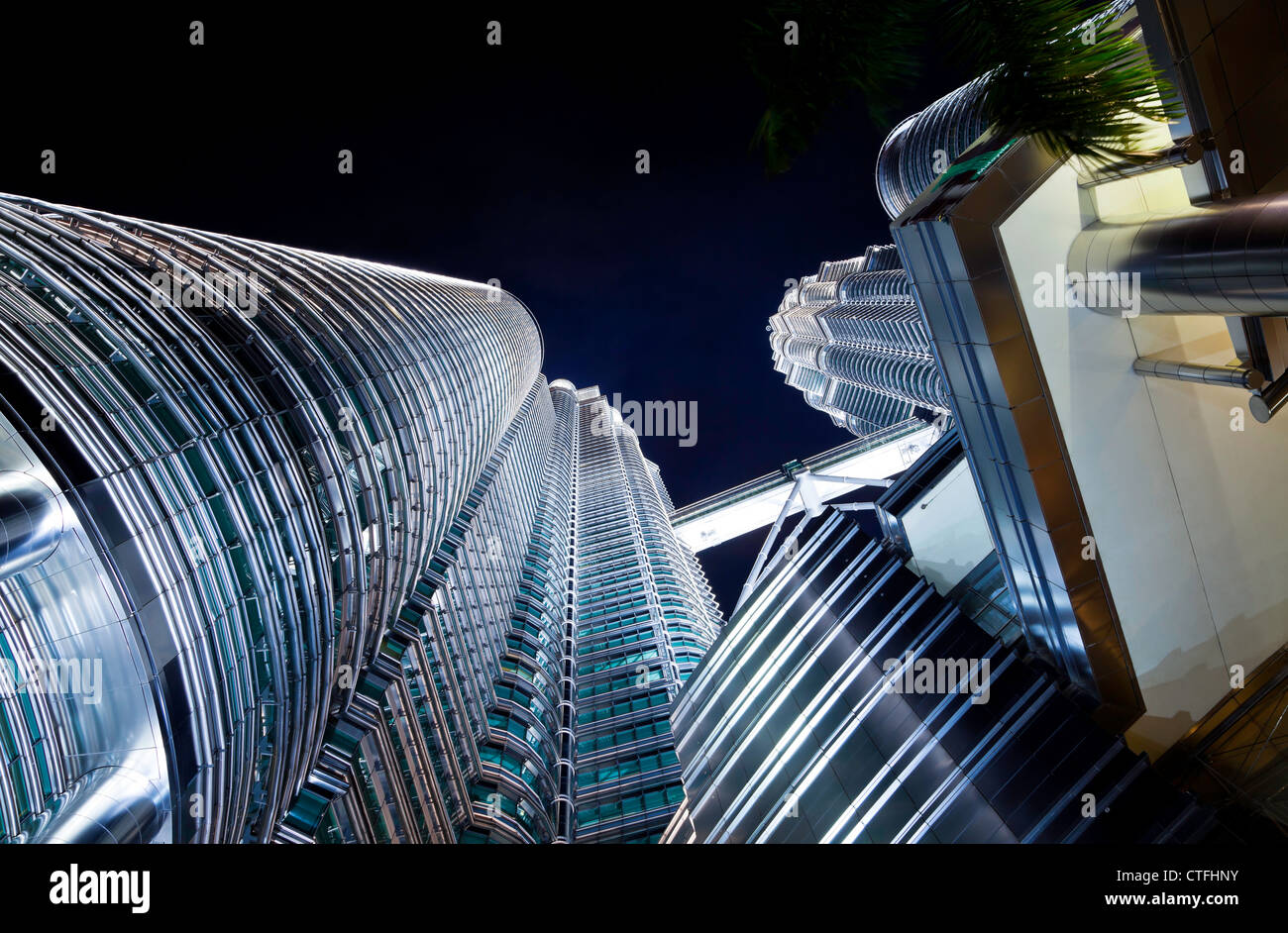 Petronas Twin Towers al crepuscolo di Kuala Lumpur in Malesia. Foto Stock