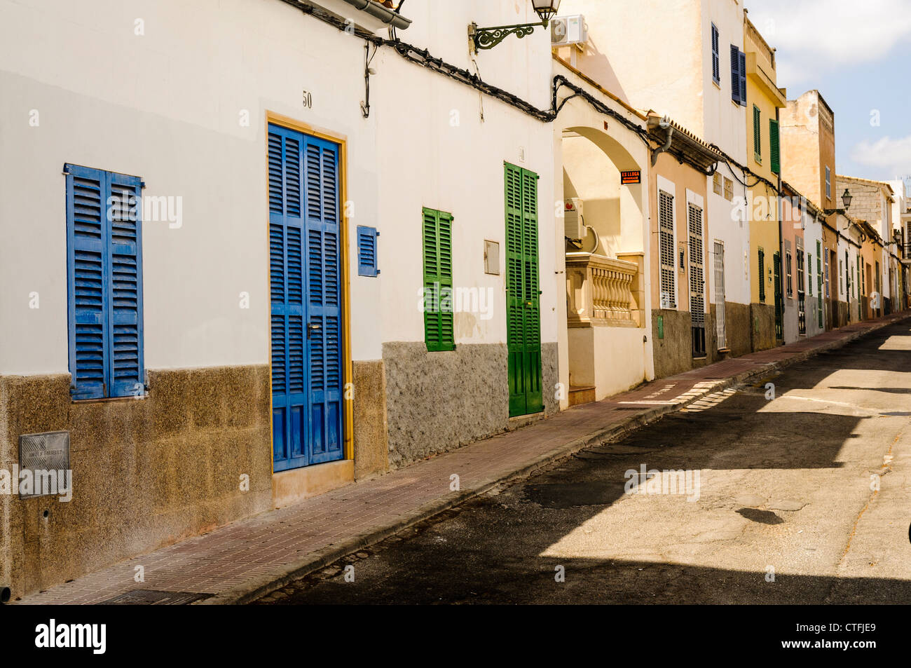 Svuotare lo spagnolo street case con finestre con persiane in Portocolom, Mallorca/Maiorca Foto Stock