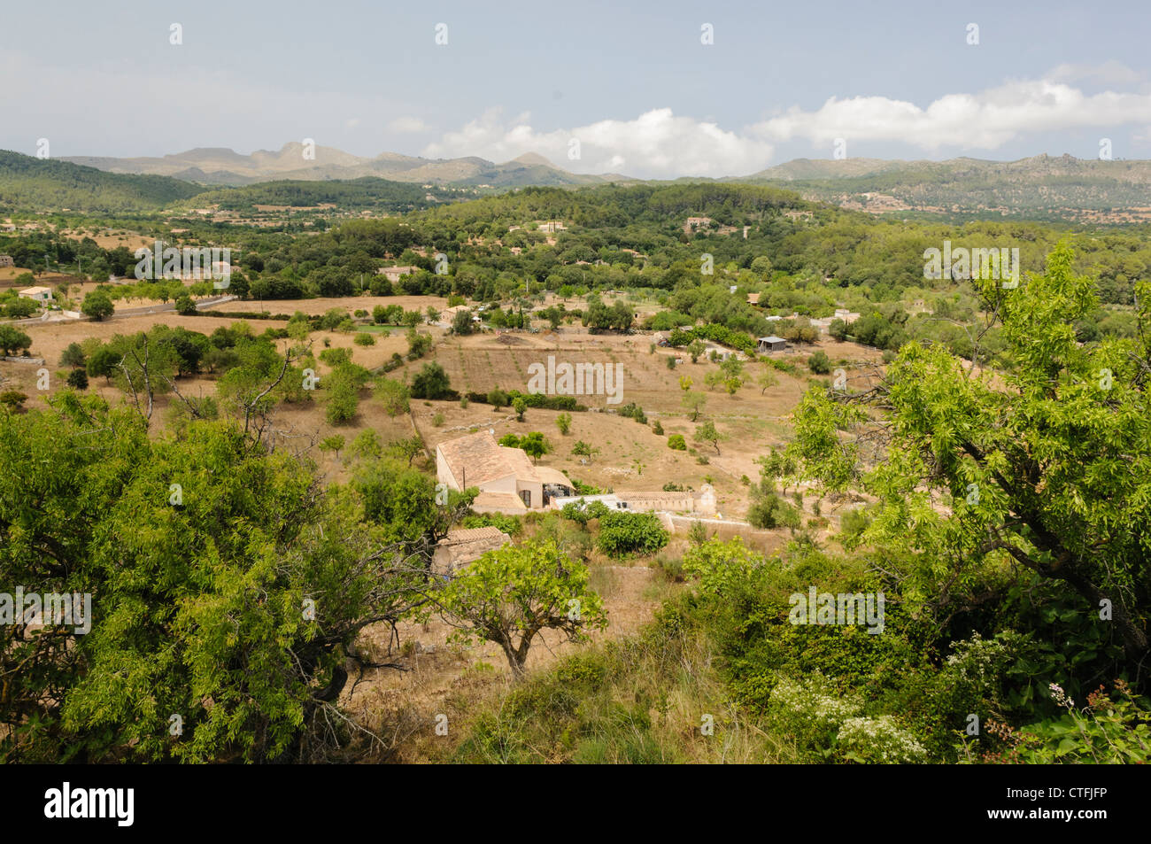 Vista tipica della campagna, Mallorca/Maiorca, che si affaccia sulla pianura centrale, e le montagne in distanza Foto Stock